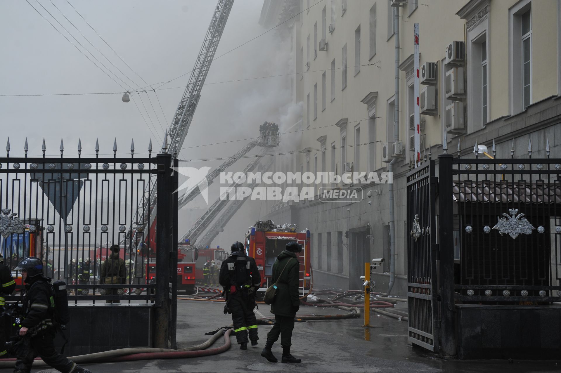 Москва. Сотрудники пожарной службы  во время тушения пожара в здании Министерства обороны России на улице Знаменка.