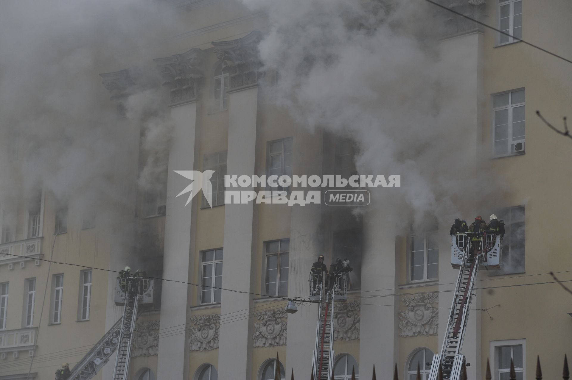 Москва. Сотрудники пожарной службы  во время тушения пожара в здании Министерства обороны России на улице Знаменка.