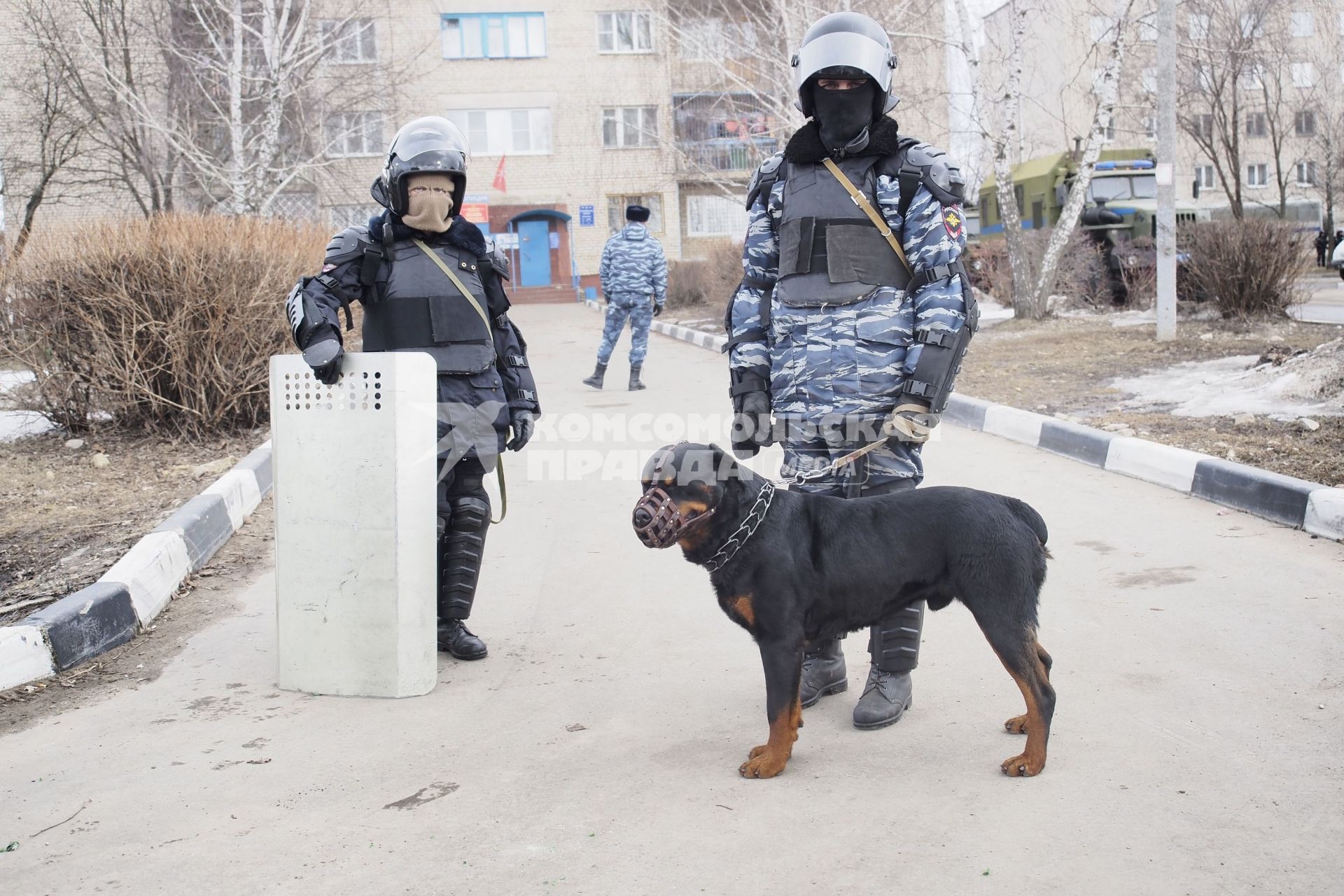 Тула. Плеханово. В цыганском поселке  жители напали на сотрудников компании `Газпром газораспределение Тула`,приехавших восстанавливать поврежденный газопровод.