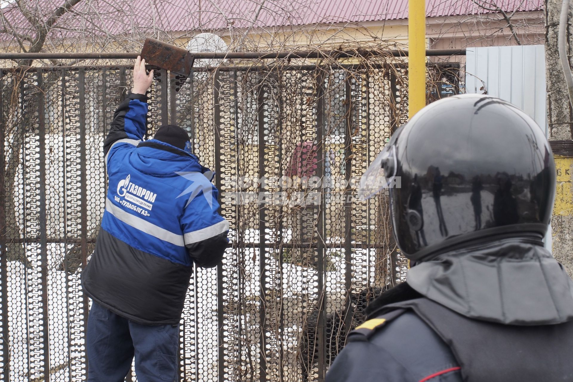 Тула. Плеханово. В цыганском поселке сотрудники филиала компании `Газпром газораспределение Тула`  при поддержке правоохранительных органов восстанавливают поврежденный газопровод.