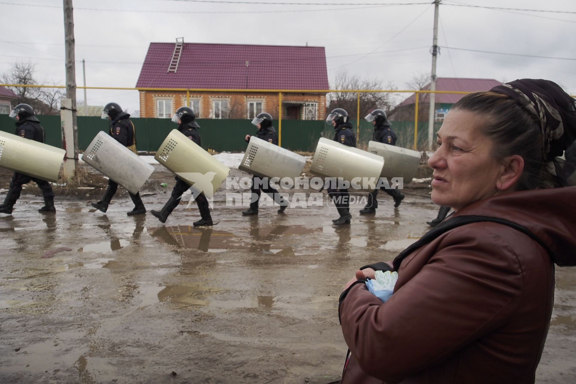 Тула. Плеханово. В цыганском поселке сотрудники филиала компании `Газпром газораспределение Тула`  при поддержке правоохранительных органов восстанавливают поврежденный газопровод.