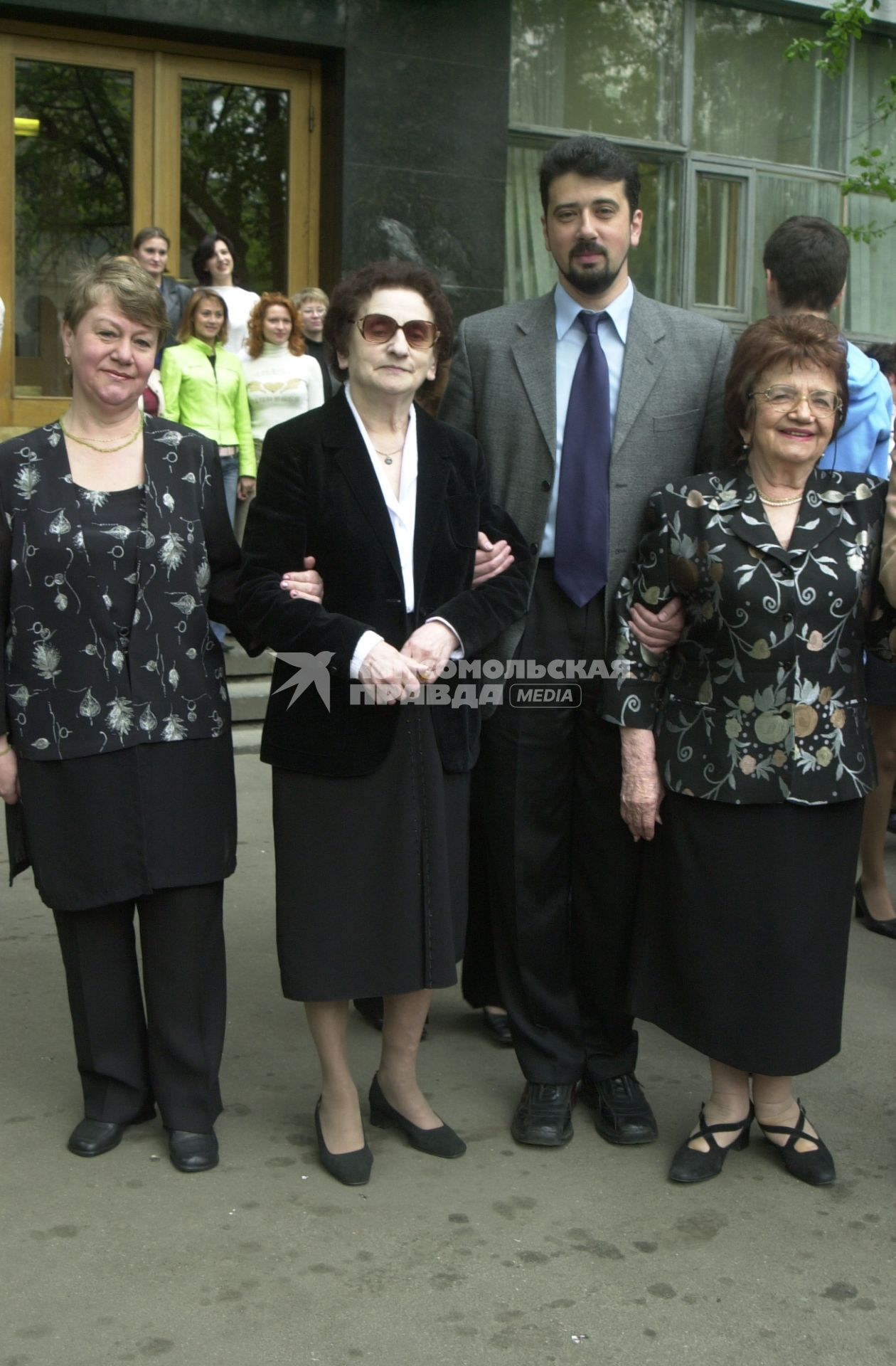 Москва, 24.05.2004 г. Коллективная фотография сотрудников `Комсомольской правды` в день 79-летия газеты.