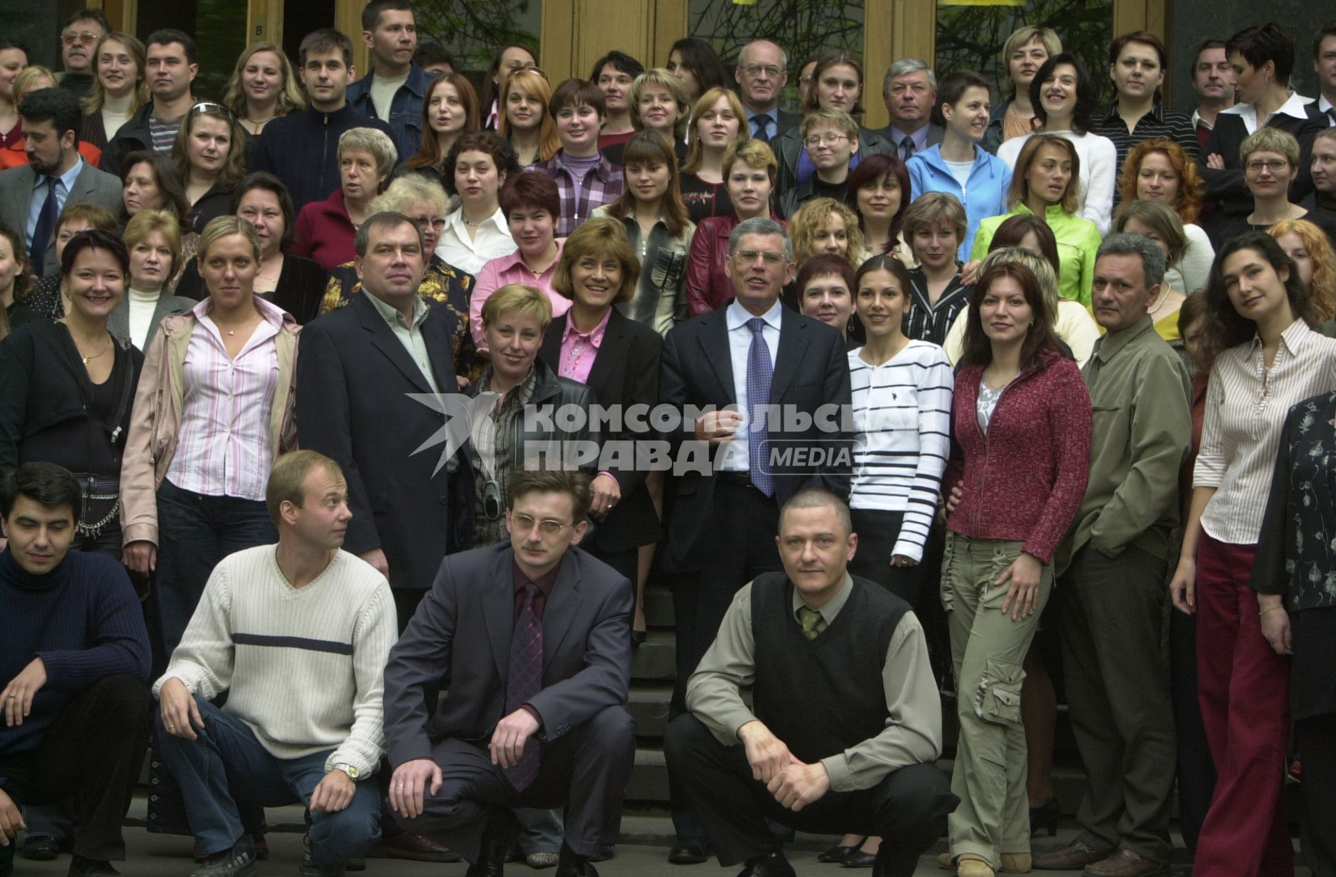 Москва, 24.05.2004 г. Коллективная фотография сотрудников `Комсомольской правды` в день 79-летия газеты.