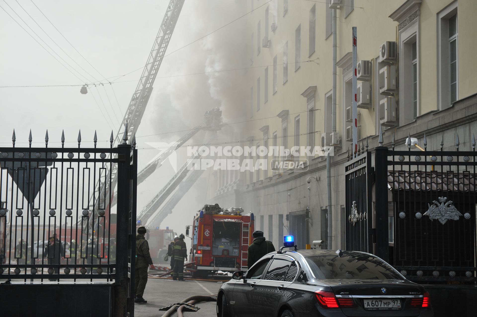 Москва. Сотрудники пожарной службы  во время тушения пожара в здании Министерства обороны России на улице Знаменка.