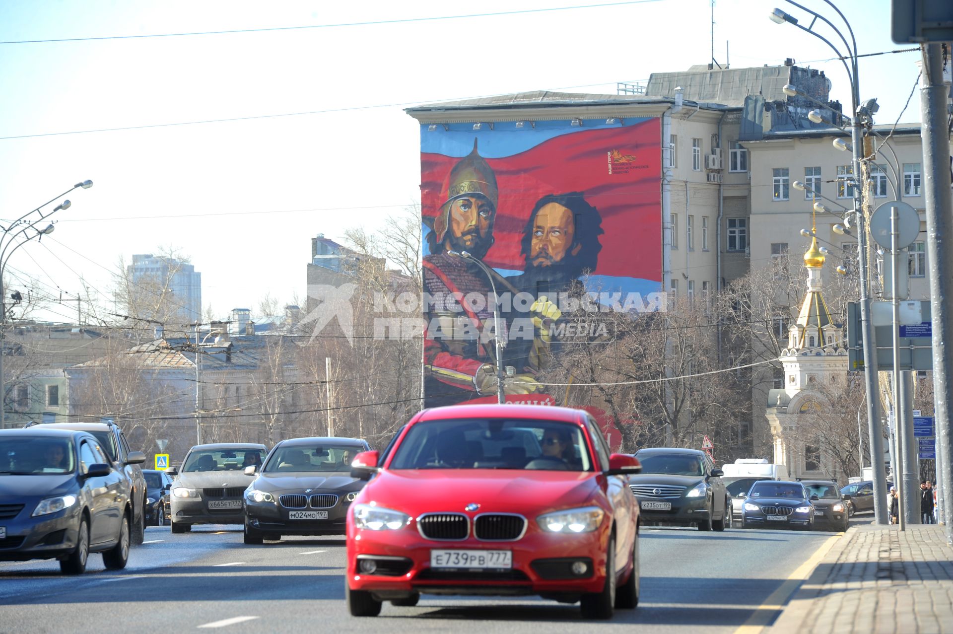 Москва. На Волхонке на стене дома появилось новое граффити с изображением  князя Минина и гражданина Пожарского.