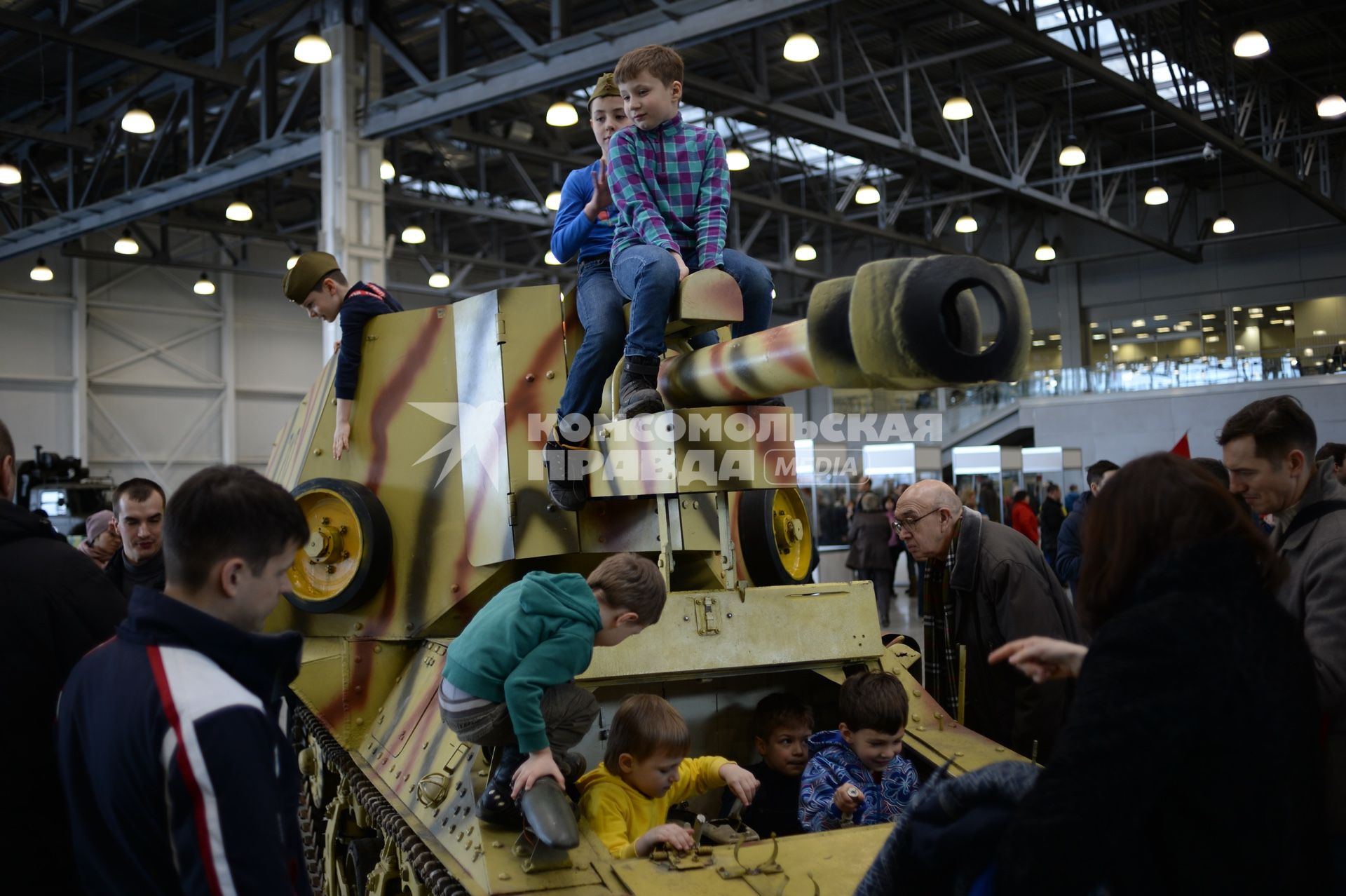 Москва. Самоходная артиллерийская установка leFH 18-4 auf Geschutzwagen Lr.S образца 1942 года на выставке исторической военной техники `Моторы Войны` в выставочном центре `Крокус Экспо`.