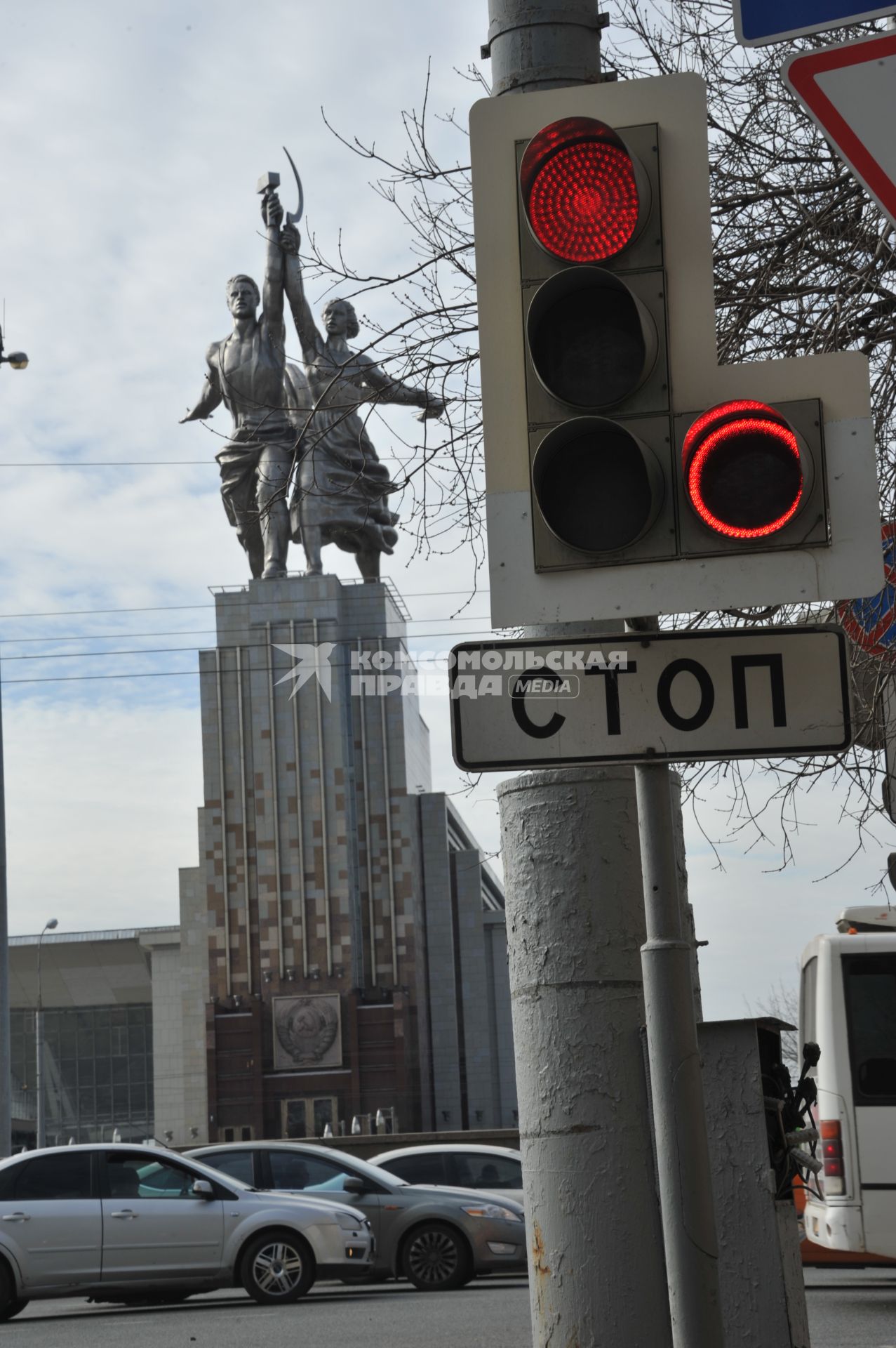 Москва.  Первый светофор с красным поворотом, появившийся  на пересечении дублера проспекта Мира и улицы Касаткина.