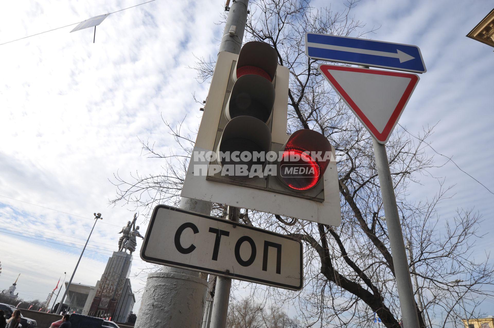 Москва.  Первый светофор с красным поворотом, появившийся  на пересечении дублера проспекта Мира и улицы Касаткина.