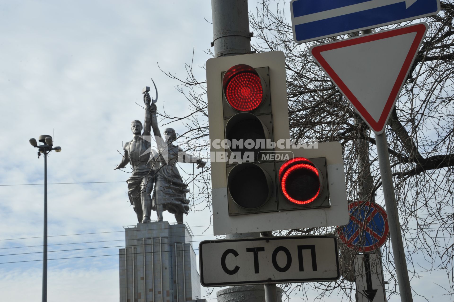 Москва.  Первый светофор с красным поворотом, появившийся  на пересечении дублера проспекта Мира и улицы Касаткина.