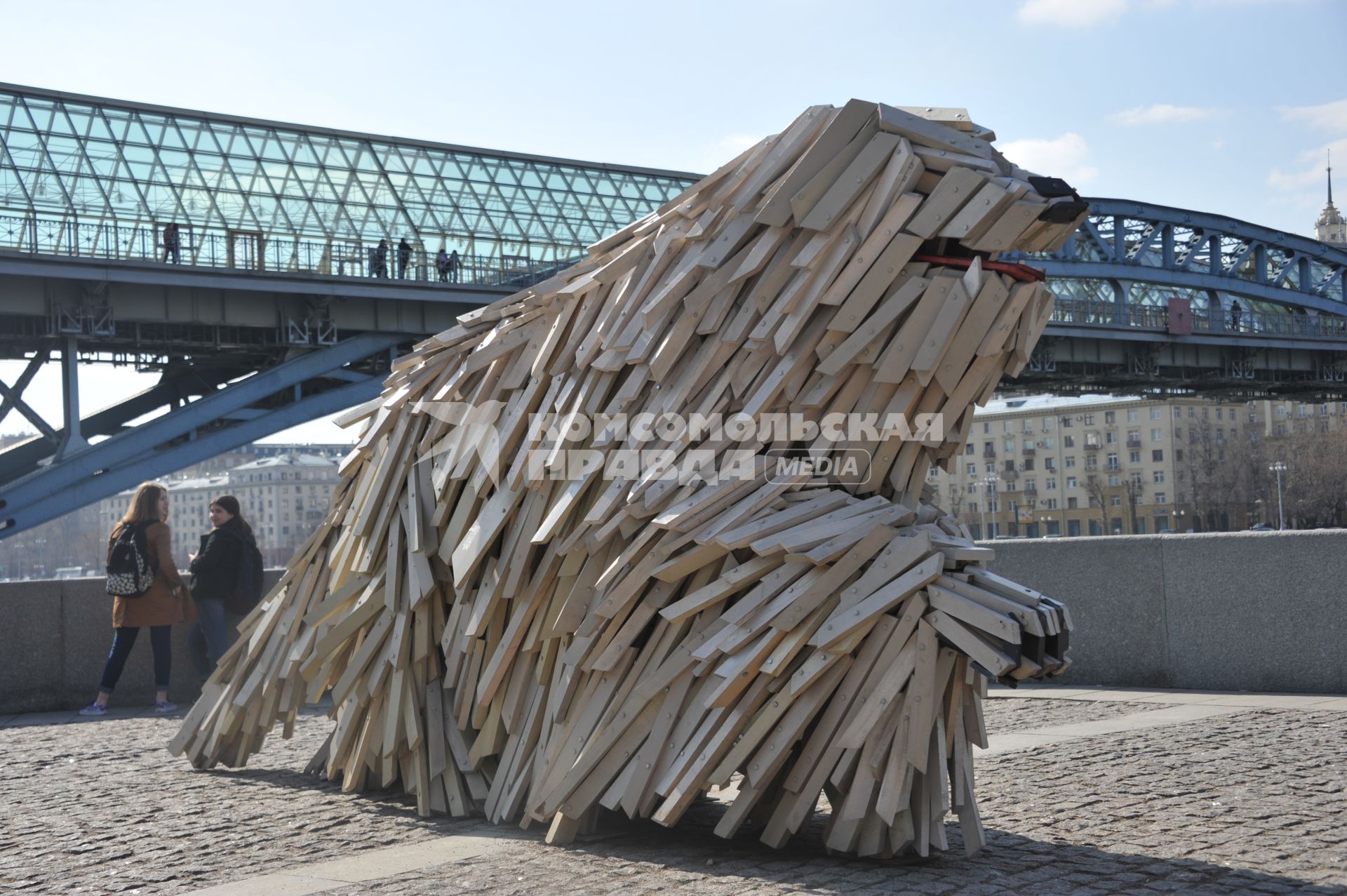 Москва. Скульптура собаки `Сила командора` на Пушкинской набережной  в Парке Горького.