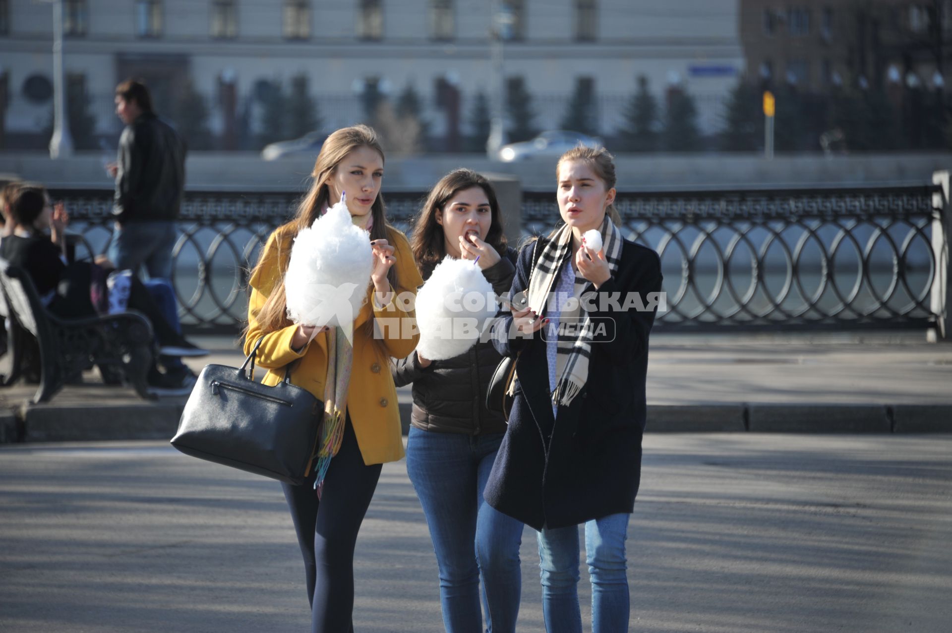 Москва.  Девушки едят сахарную вату  на Пушкинской набережной Парка Горького.