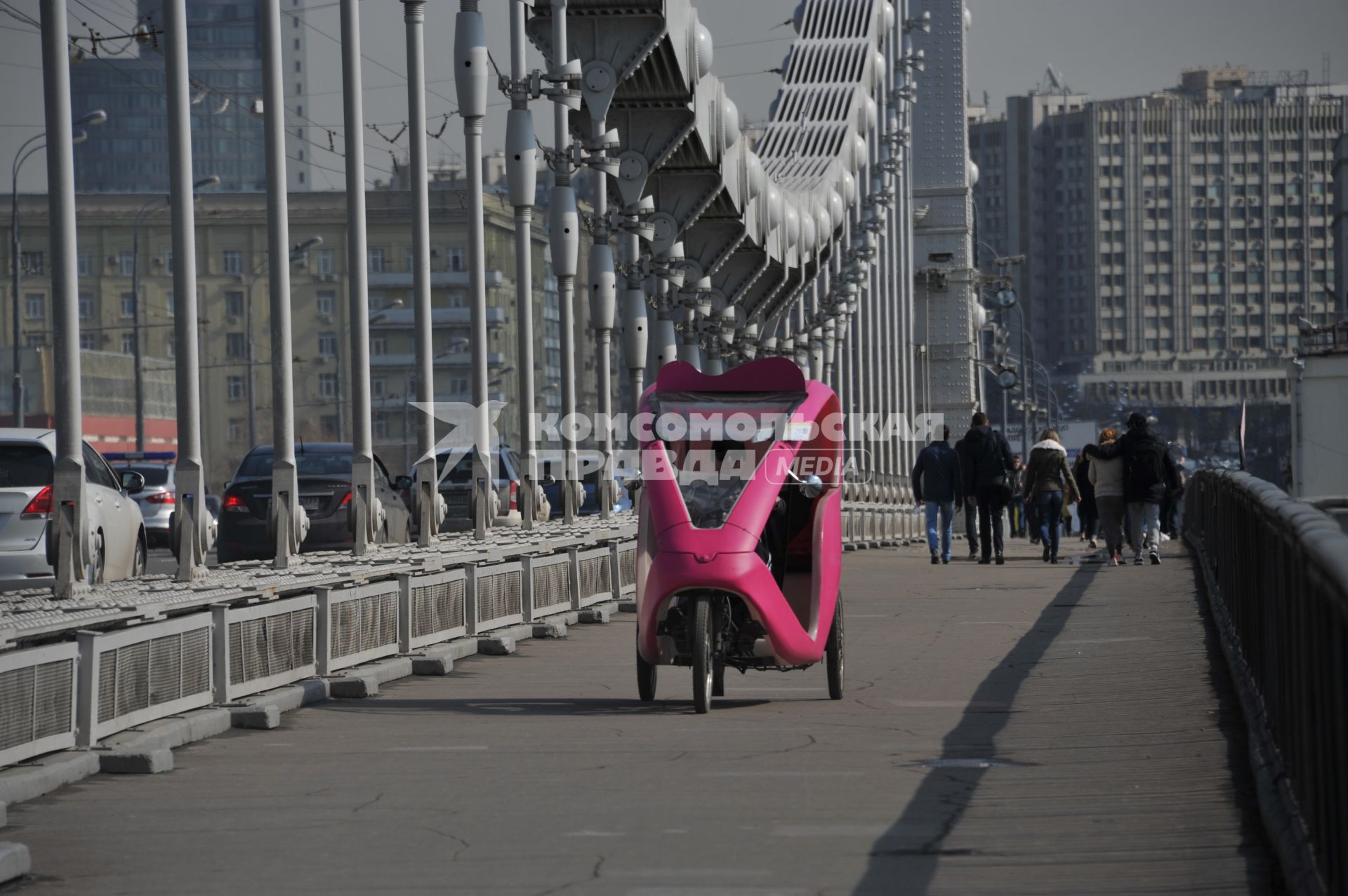 Москва. Велотакси на Крымском мосту.