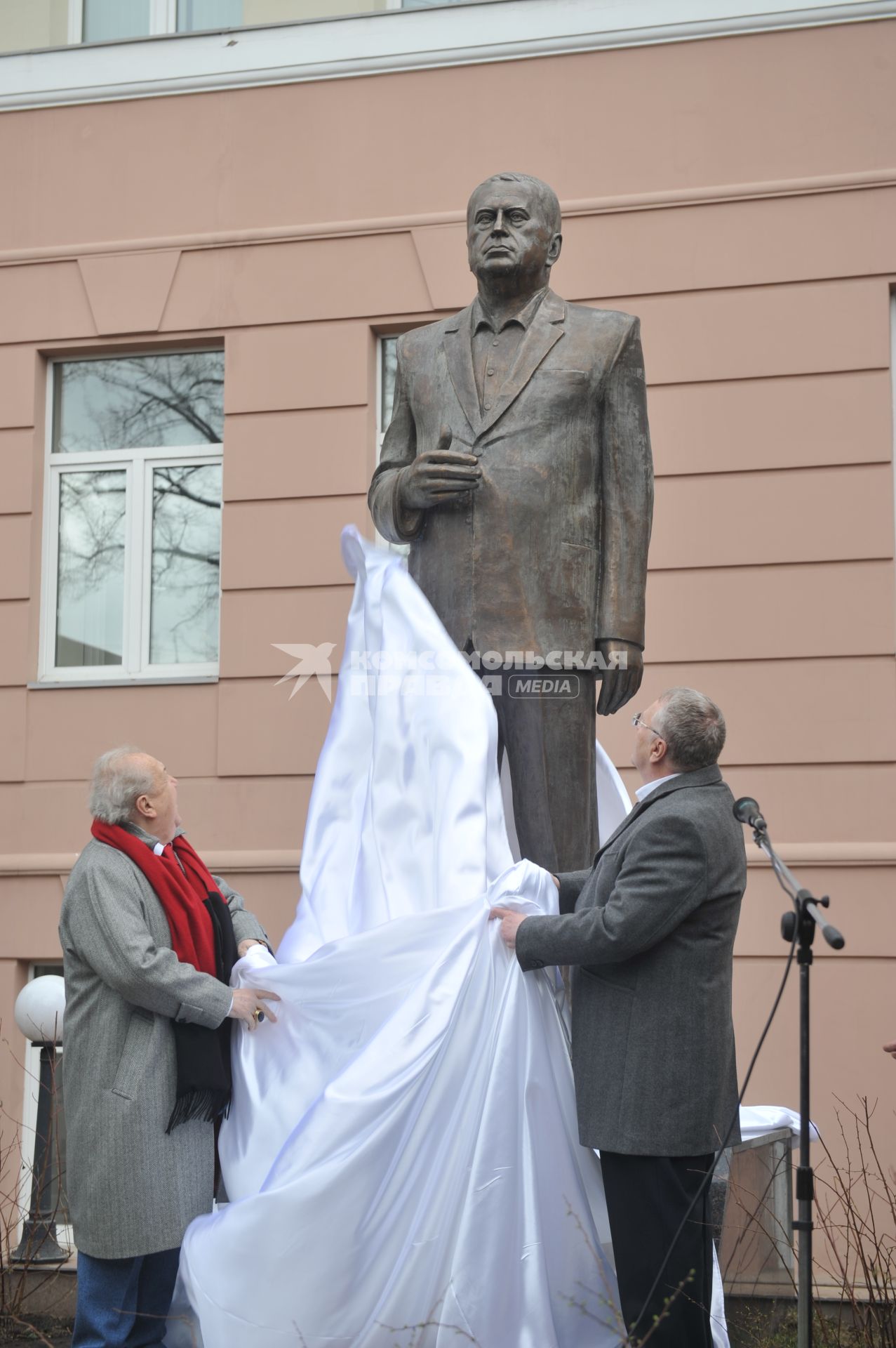 Москва.  Лидер ЛДПР Владимир Жириновский (справа) и скульптор Зураб Церетели на церемонии открытия трехметровой скульптуры В. Жириновского во дворе Института мировых цивилизаций.