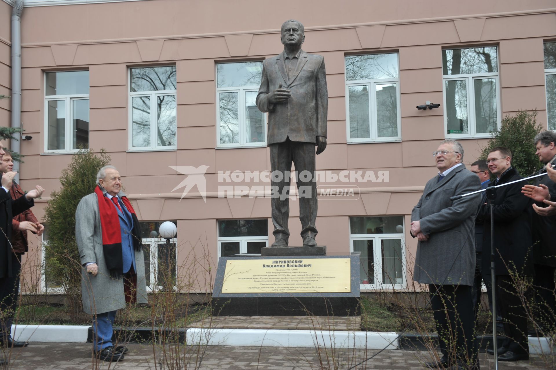 Москва.  Лидер ЛДПР Владимир Жириновский (справа) и скульптор Зураб Церетели на церемонии открытия трехметровой скульптуры В. Жириновского во дворе Института мировых цивилизаций.