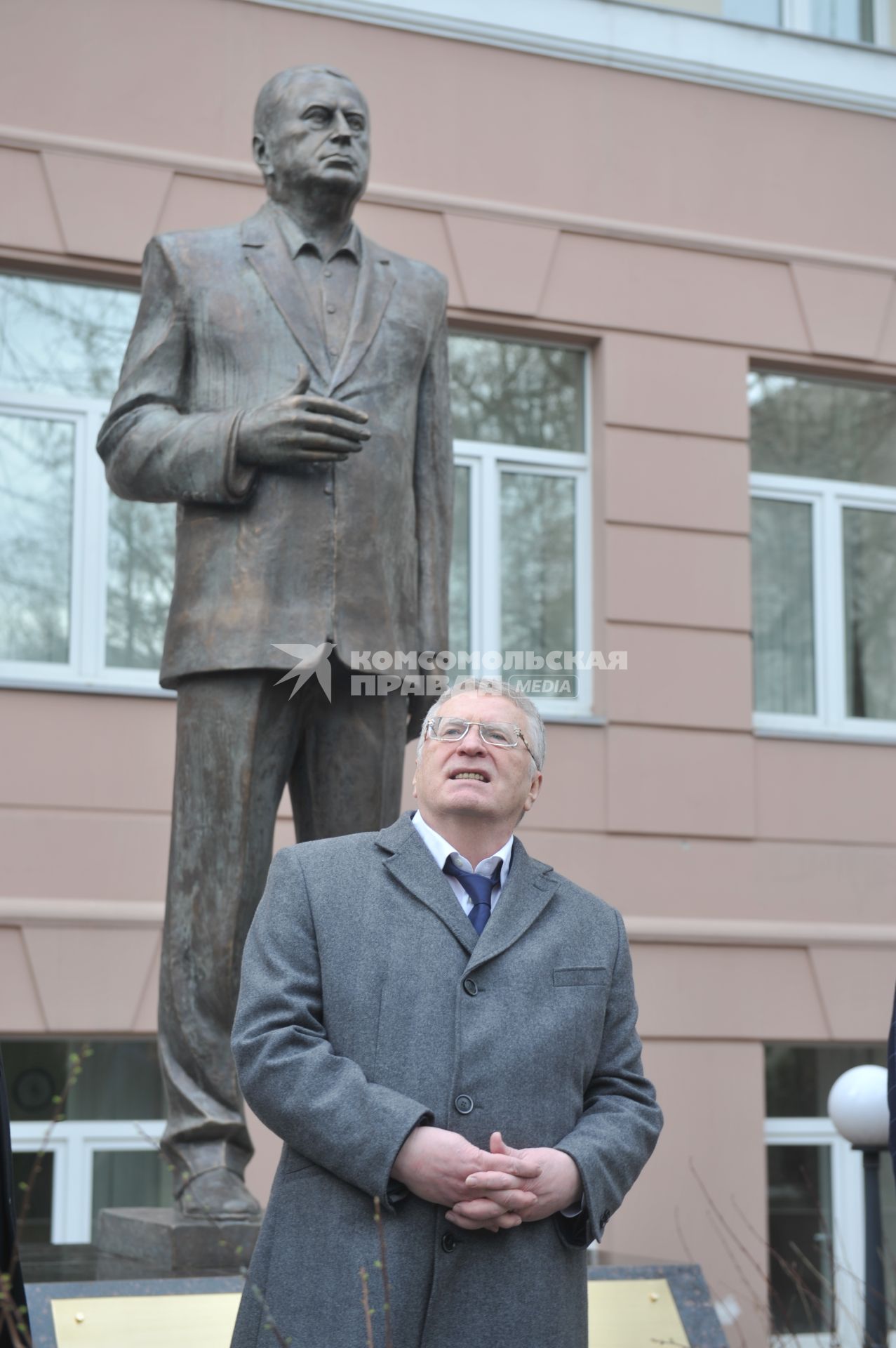 Москва. Лидер ЛДПР Владимир Жириновский на церемонии открытия своей трехметровой скульптуры работы скульптора Зураба Церетели во дворе Института мировых цивилизаций.