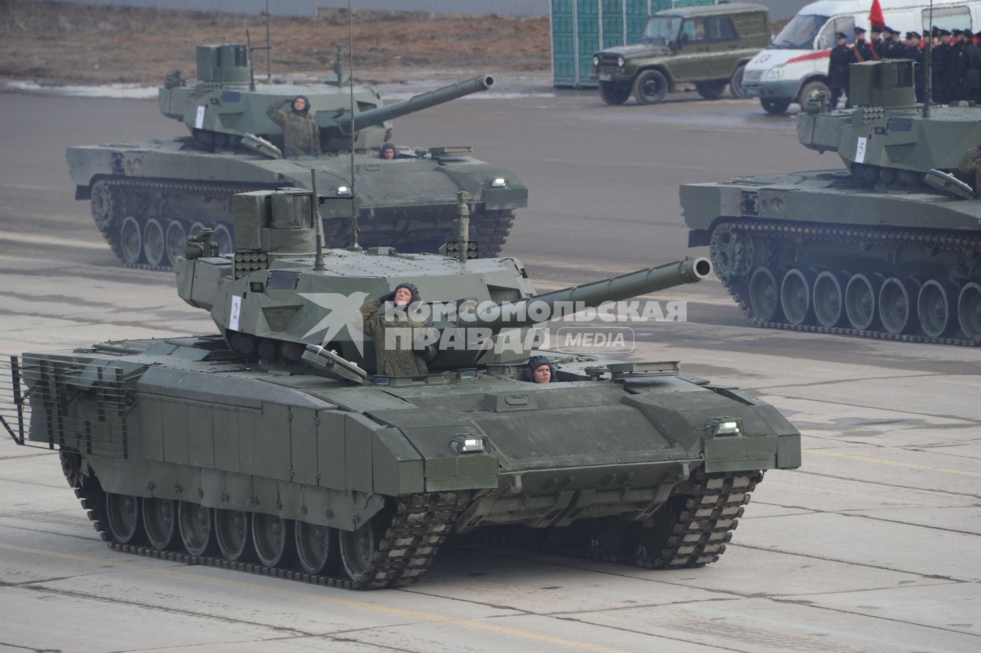 Алабино. Танки  Т-14 Армата механизированной колонны войск  на  репетиции военного парада, посвященного 71-й годовщине Победы в Великой Отечественной войне.