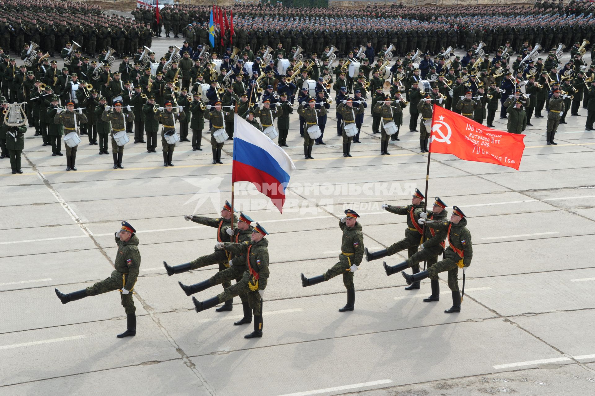 Алабино. Участники знаменной группы Московского гарнизона Центрального военного округа  на  репетиции военного парада, посвященного 71-й годовщине Победы в Великой Отечественной войне.