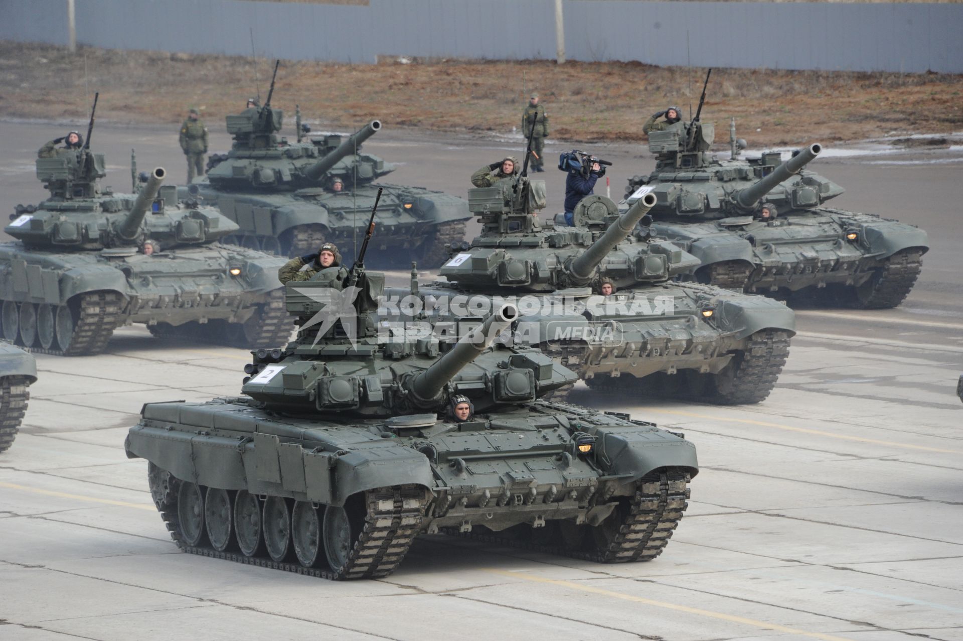 Алабино. Танки Т-90А механизированной колонны войск  на  репетиции военного парада, посвященного 71-й годовщине Победы в Великой Отечественной войне.