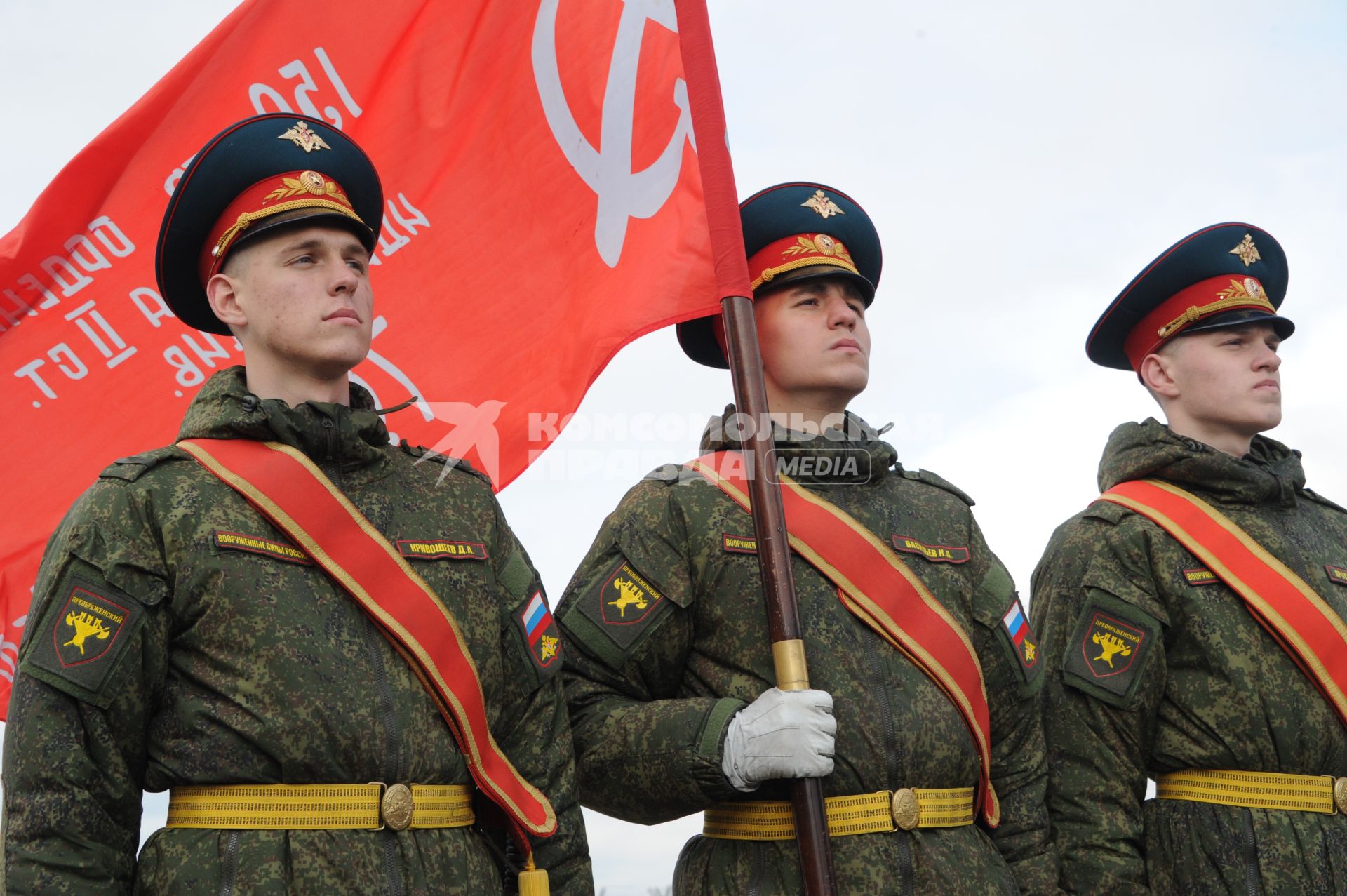 Алабино. Участники знаменной группы Московского гарнизона Центрального военного округа  на  репетиции военного парада, посвященного 71-й годовщине Победы в Великой Отечественной войне.