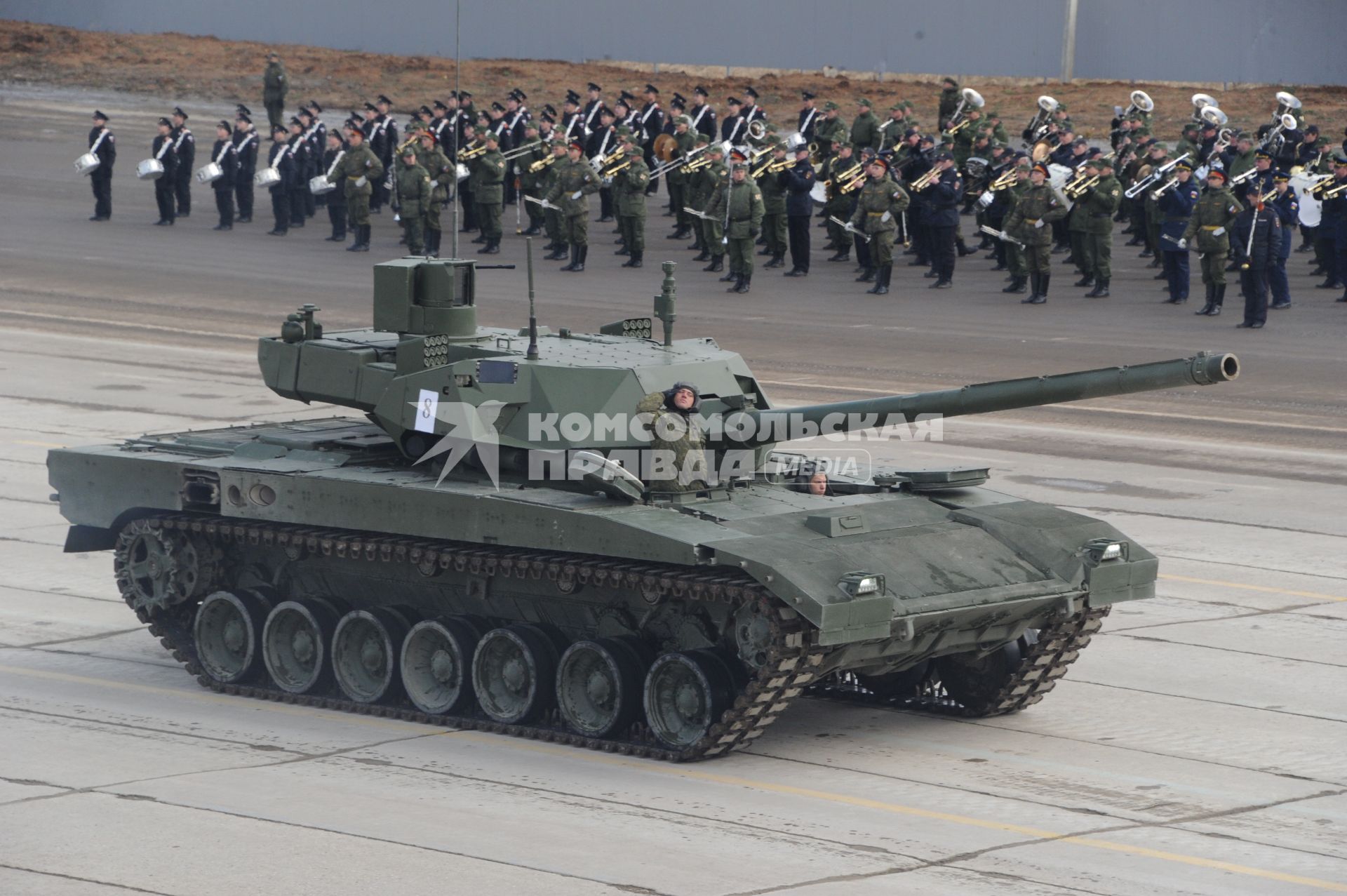 Алабино. Танки  Т-14 Армата механизированной колонны войск  на  репетиции военного парада, посвященного 71-й годовщине Победы в Великой Отечественной войне.