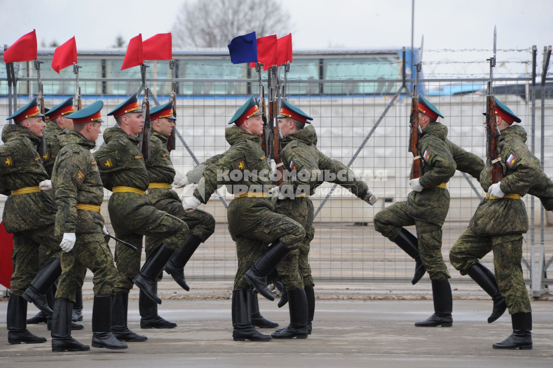 Алабино. Линейные  на  репетиции военного парада, посвященного 71-й годовщине Победы в Великой Отечественной войне.