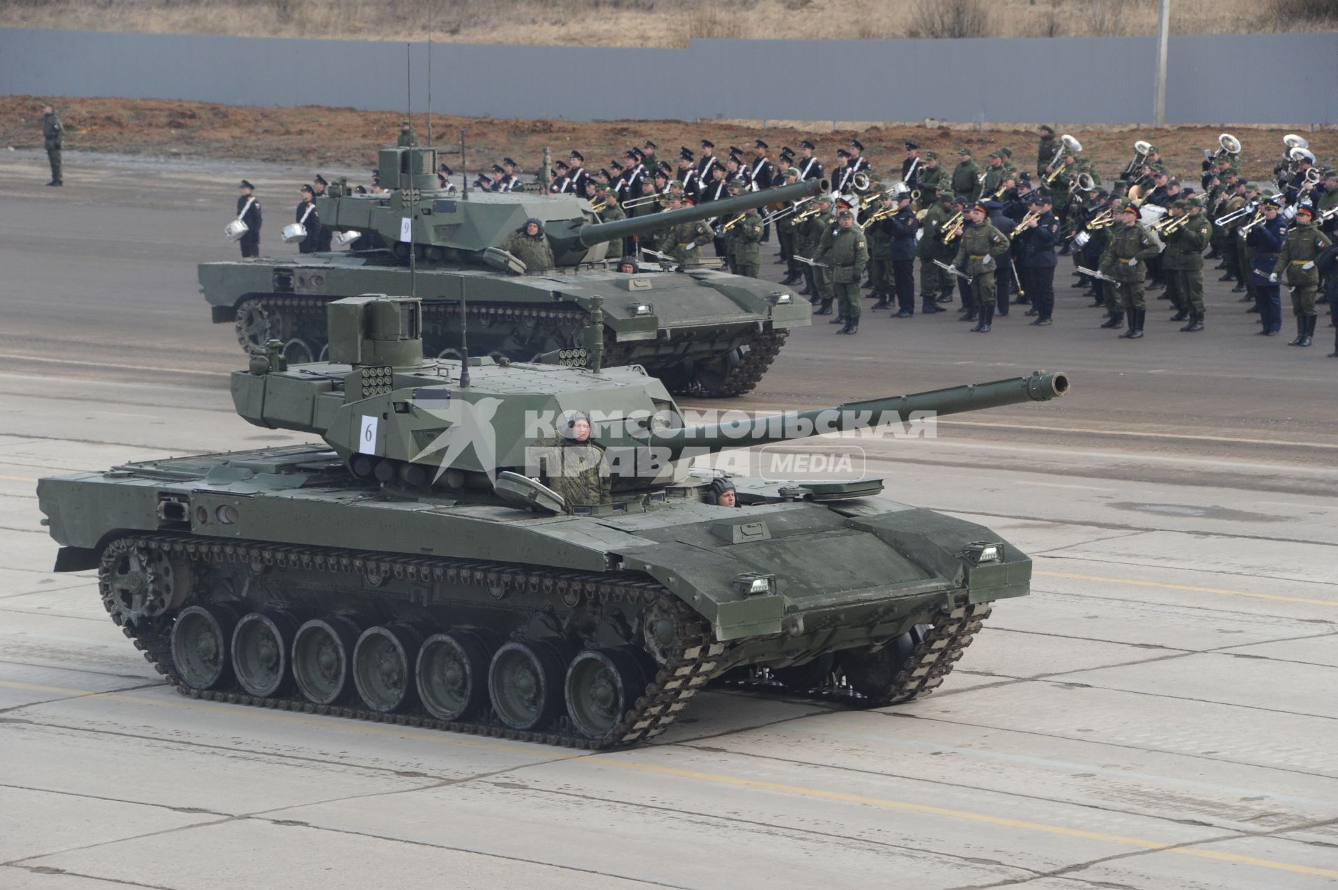 Алабино. Танки  Т-14 Армата механизированной колонны войск  на  репетиции военного парада, посвященного 71-й годовщине Победы в Великой Отечественной войне.