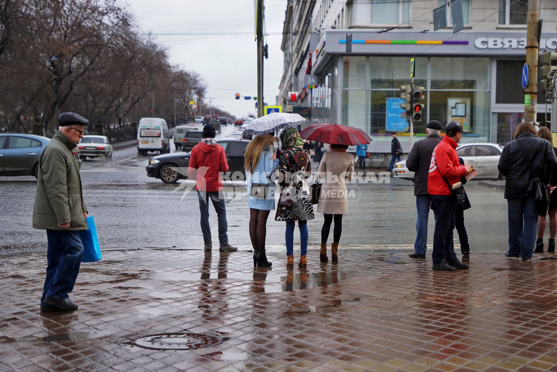 Екатеринбург.  Прохожие под дождем на улице города.