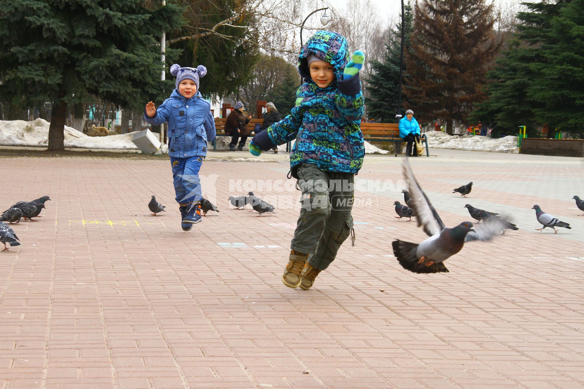 Нижний Новгород. Мальчик в парке бежит за голубем.