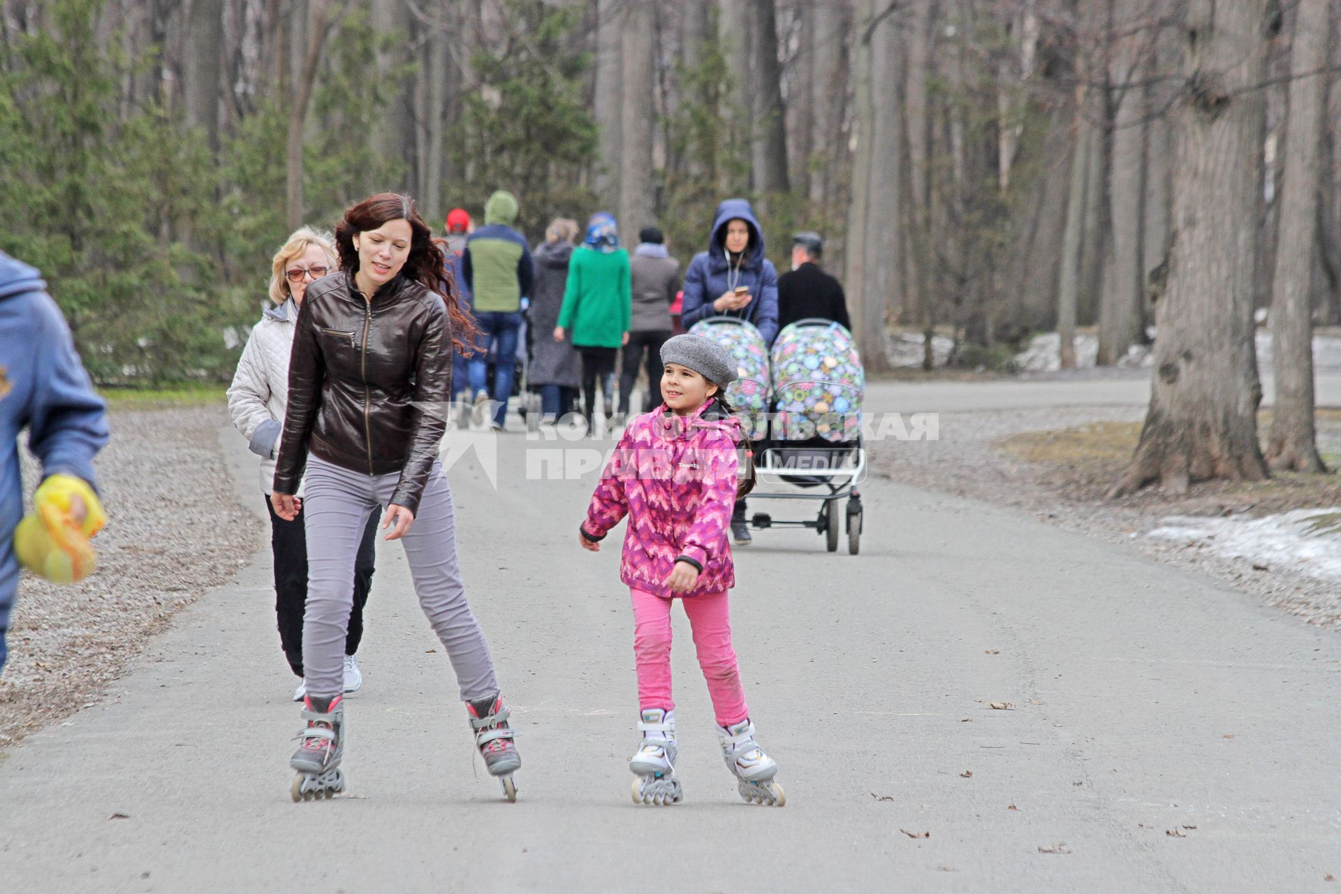Уфа. Мама с дочкой на роликовых коньках на аллее парка.