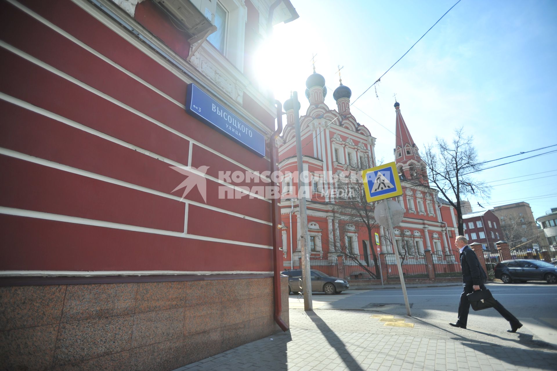 Москва. Мужчина идет по улице  Высоцкого.