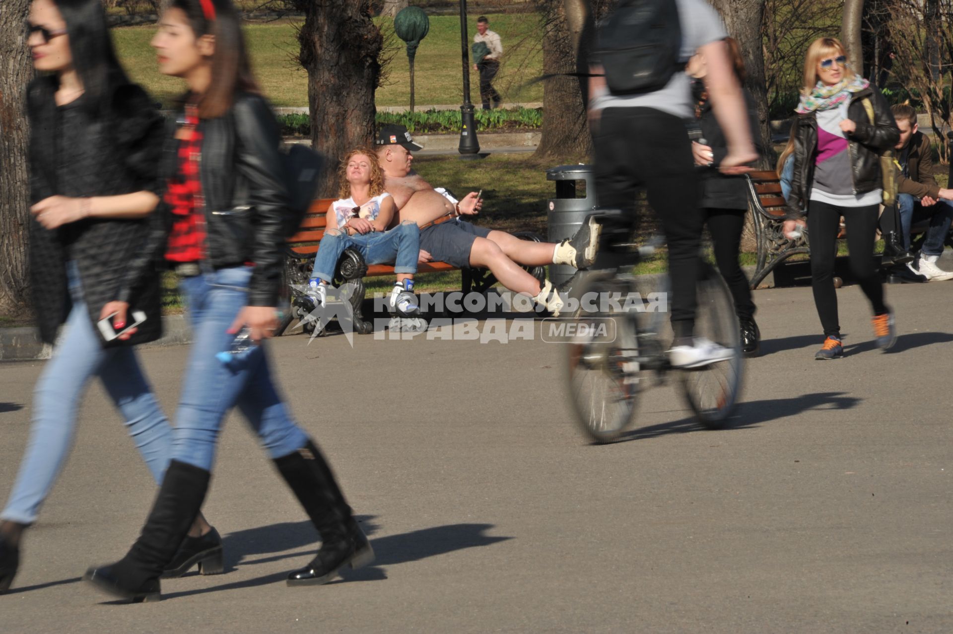 Москва. Жители города в Парке Горького.