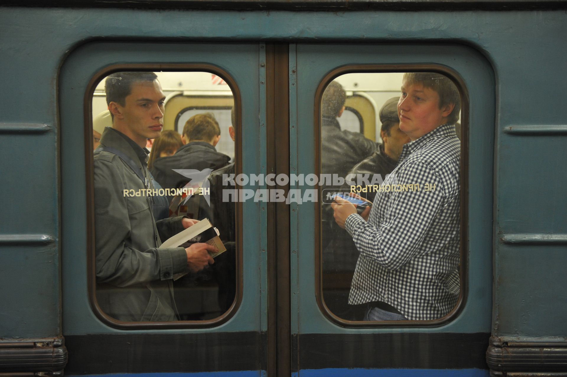 Москва.   Пассажиры  в переполненном вагоне электропоезда в метро.