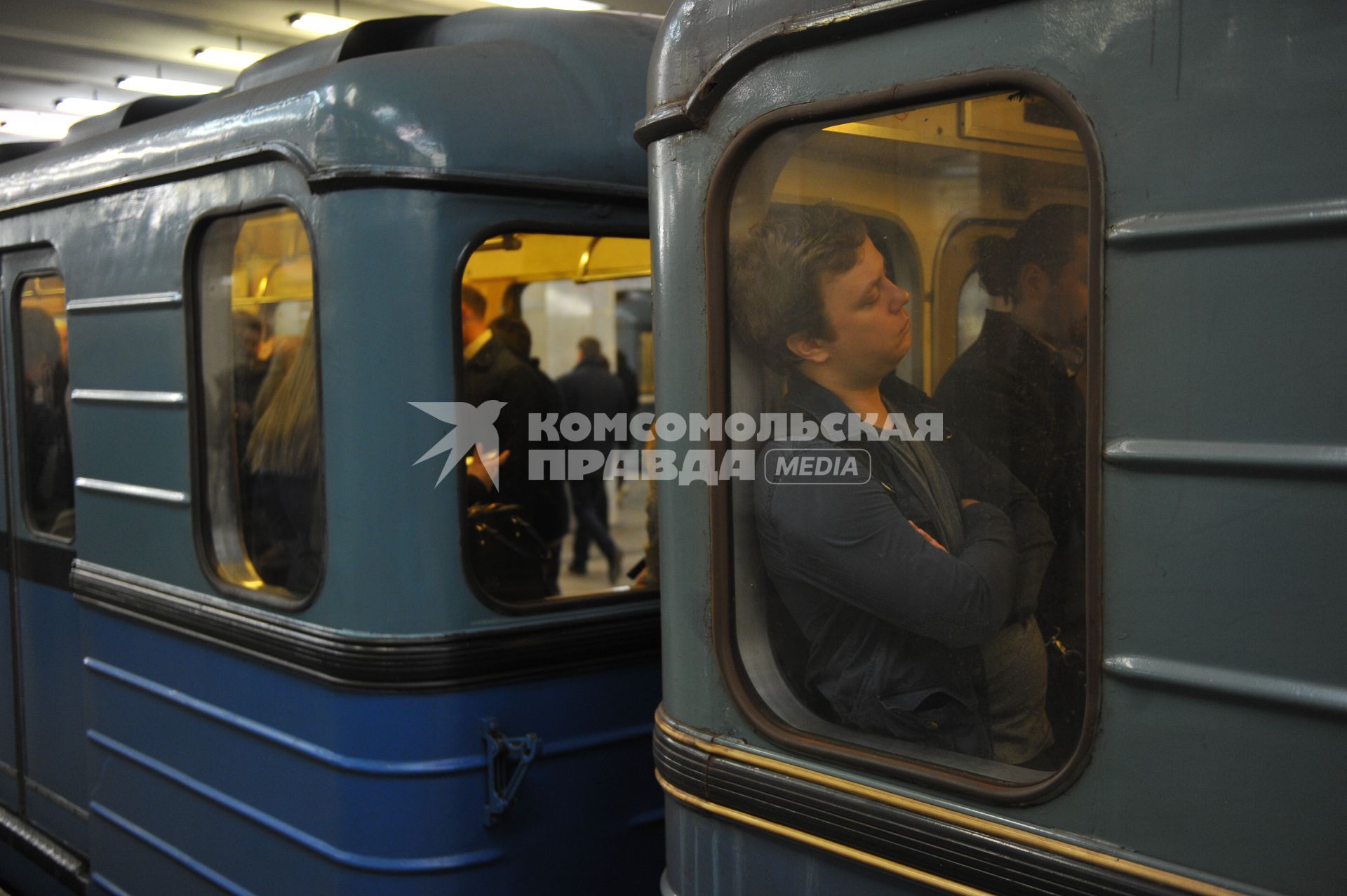 Москва.   Пассажиры в вагоне поезда в метро.