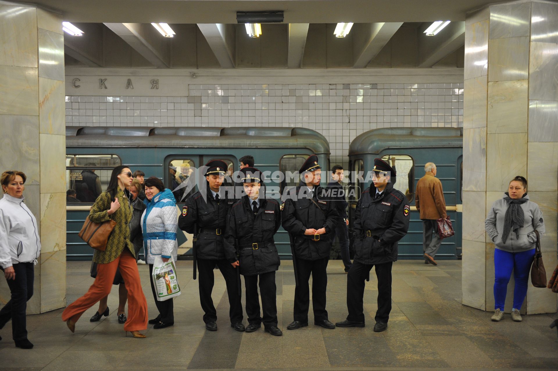 Москва.  Сотрудники полиции на станции метро  `Полежаевская`.