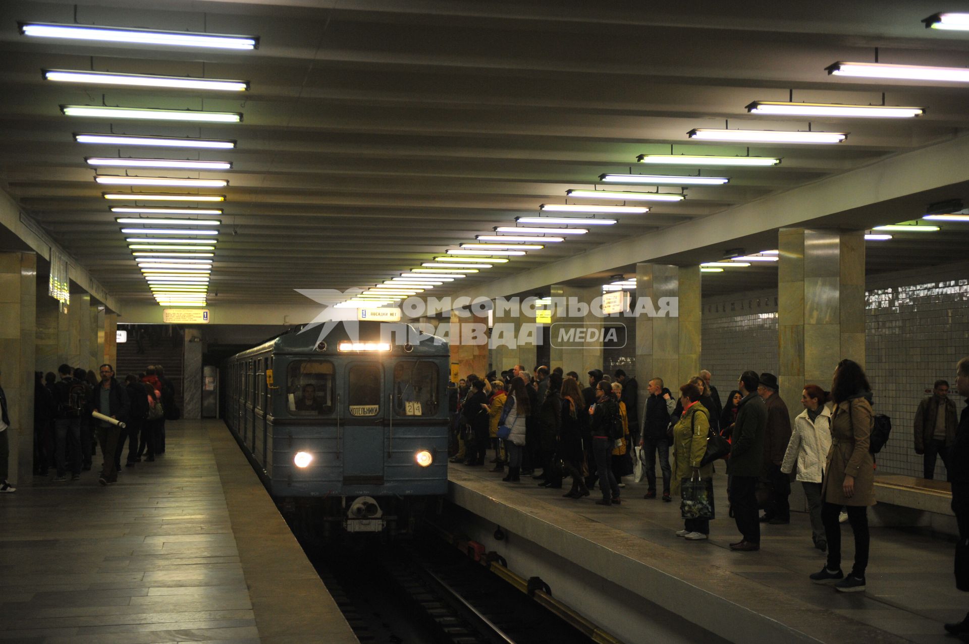 Москва.   Пассажиры на платформе станции метро  `Полежаевская`.