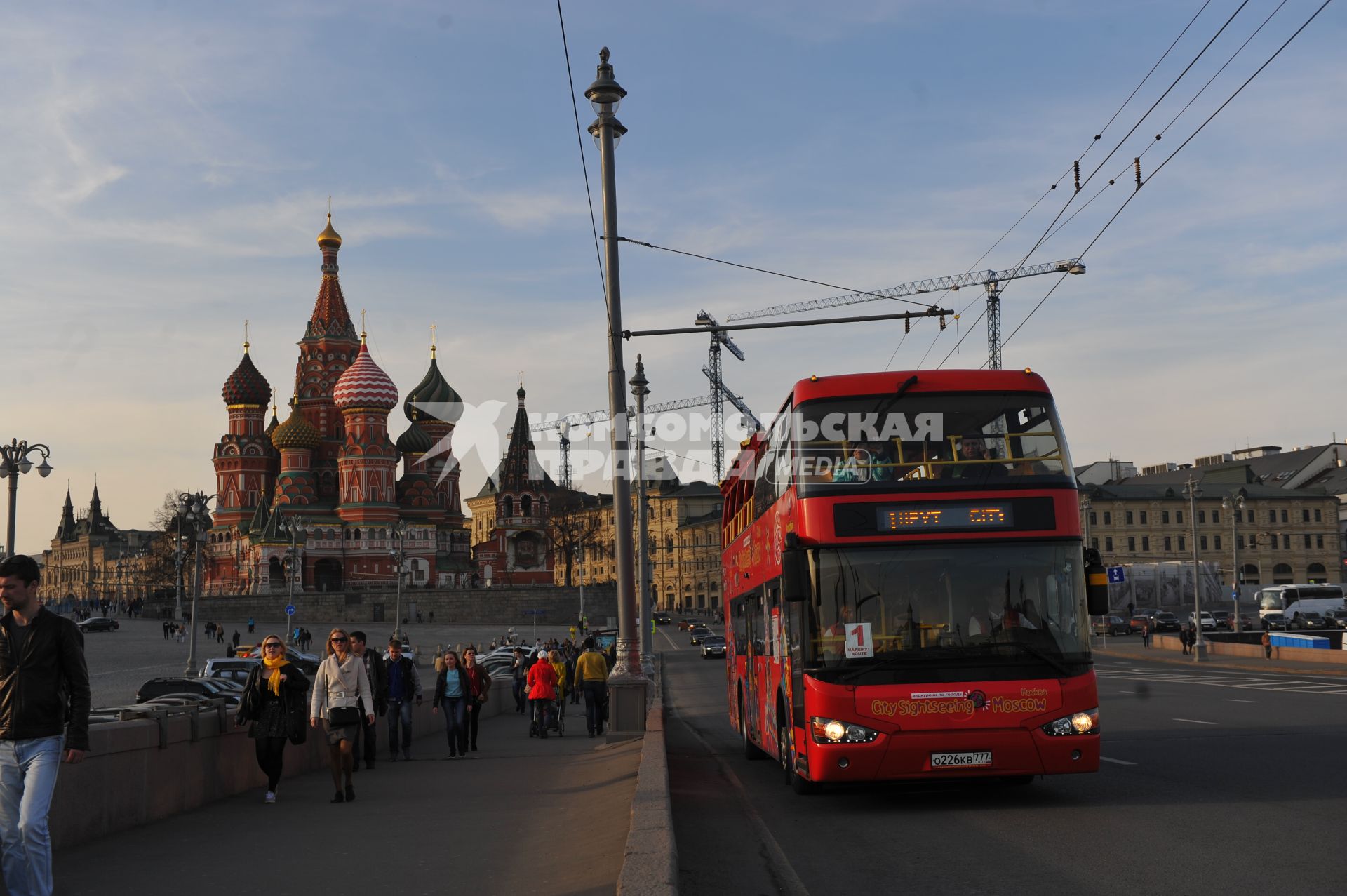 Москва.  Двухэтажный экскурсионный автобус  на Большом Москворецком мосту.