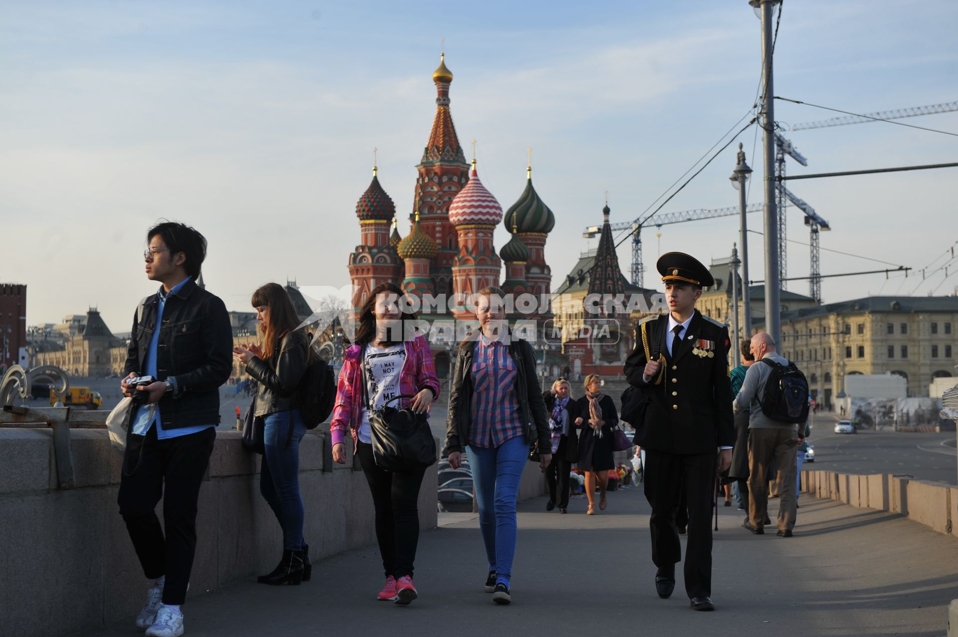 Москва.   Молодые люди на Большом Москворецком мосту.