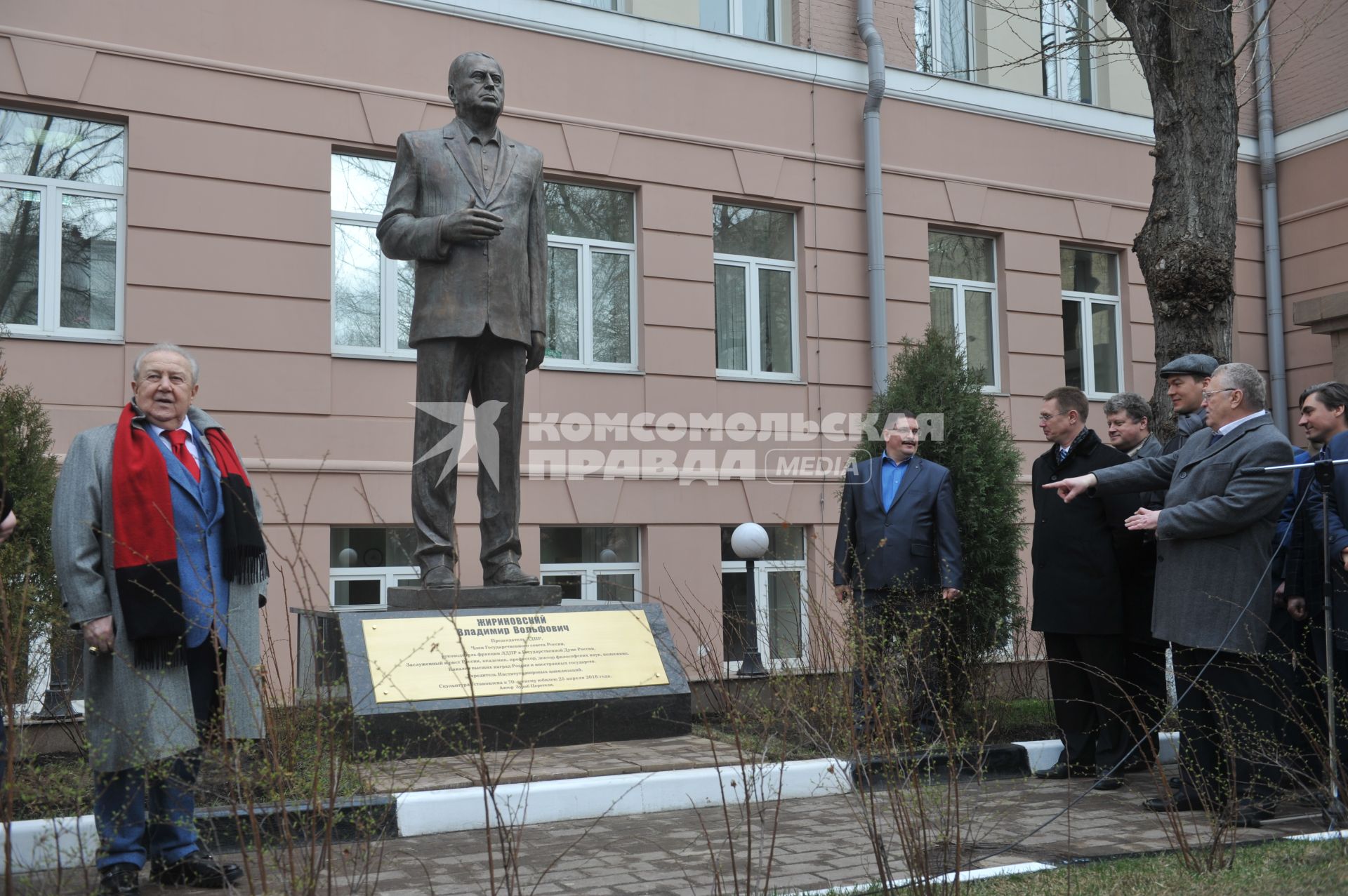 Москва.  Лидер ЛДПР Владимир Жириновский (справа) и скульптор Зураб Церетели на церемонии открытия трехметровой скульптуры В. Жириновского во дворе Института мировых цивилизаций.