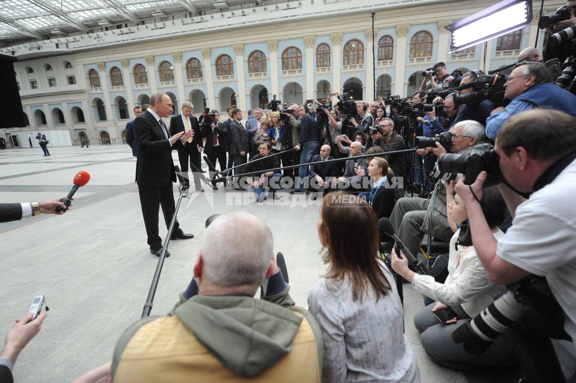 Москва.   Президент РФ Владимир Путин (слева) отвечает на вопросы журналистов после ежегодной специальной программы `Прямая линия с Владимиром Путиным` в Гостином дворе.