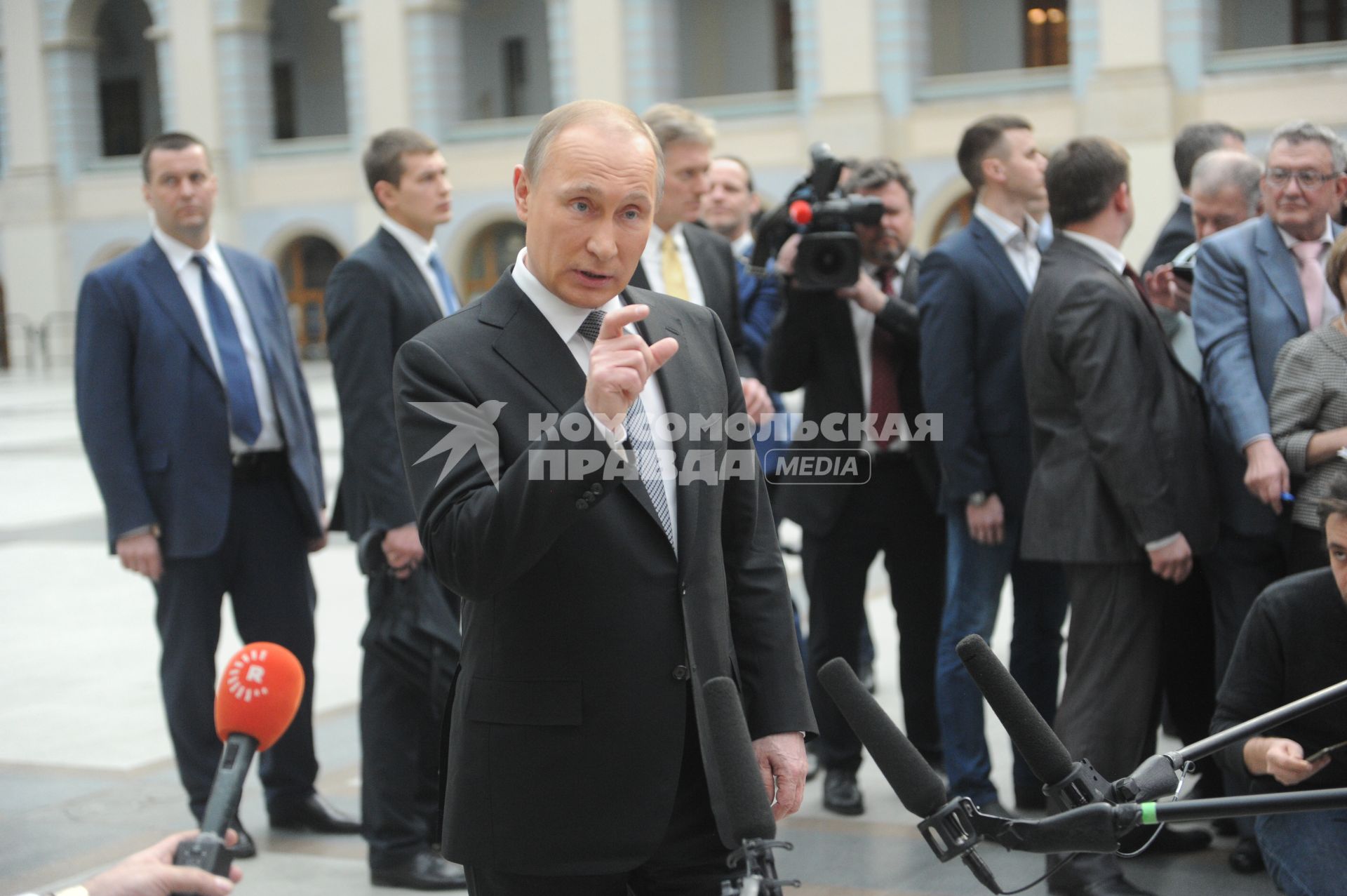 Москва.   Президент РФ Владимир Путин отвечает на вопросы журналистов после ежегодной специальной программы `Прямая линия с Владимиром Путиным` в Гостином дворе.