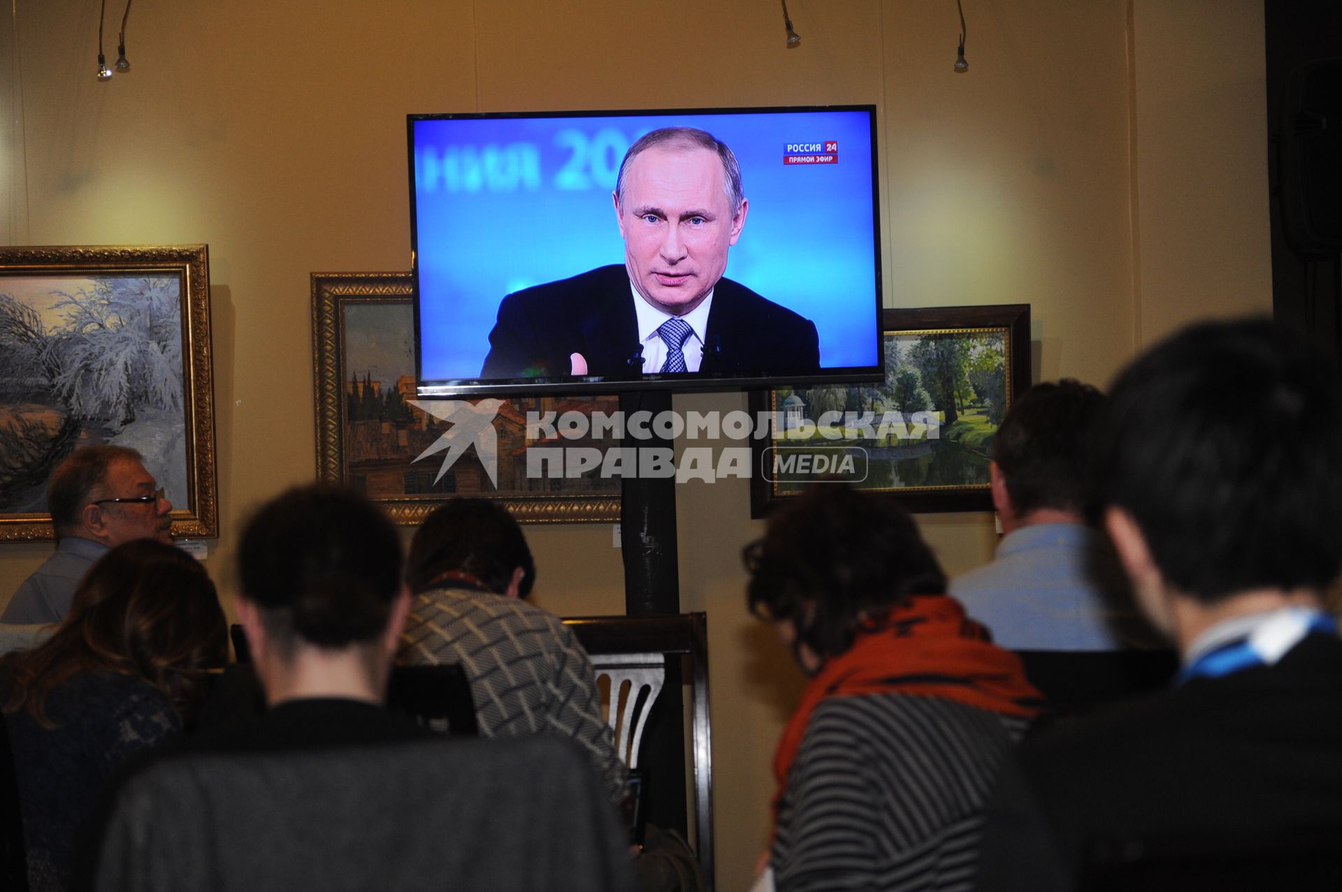 Москва.  Журналисты смотрят трансляцию ежегодной специальной программы `Прямая линия с Владимиром Путиным`.