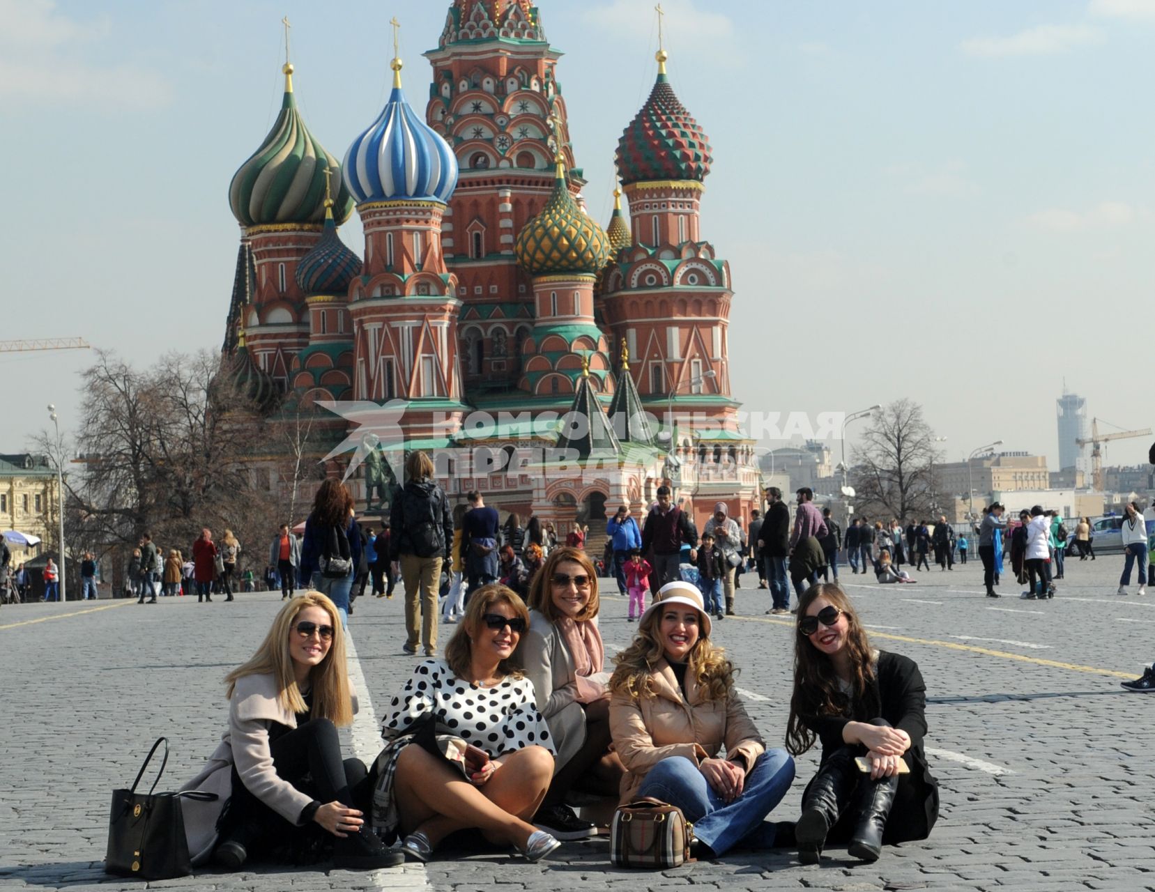 Москва. Туристки  отдыхают на Красной площади напротив Храма Василия Блаженного.