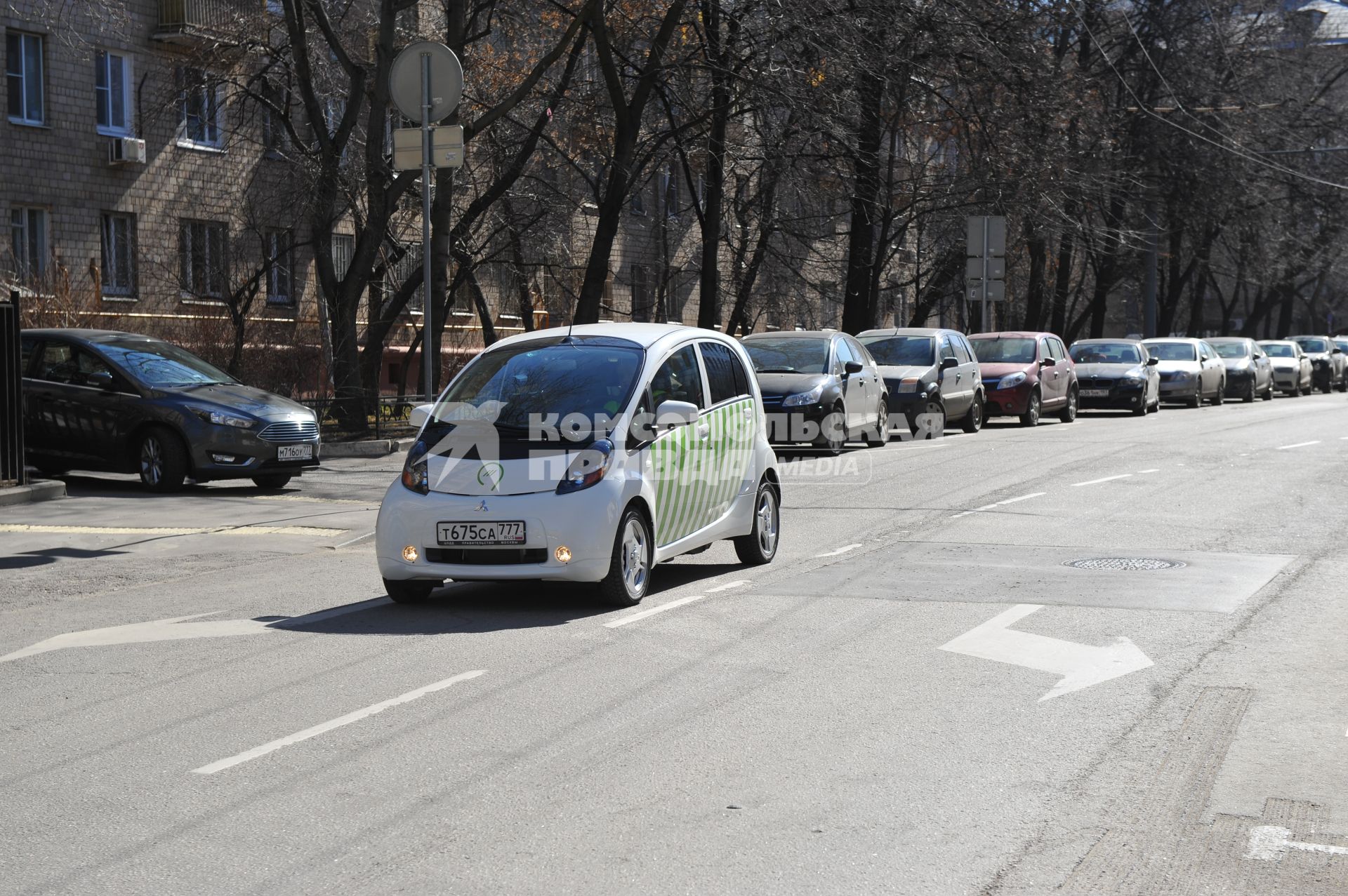 Москва. Водитель в автомобиле  Mitsubishi i-MiEV, оборудованый мобильными комплексами фотовидеофиксации `Паркрайт`, чтобы контролировать зону платной парковки.