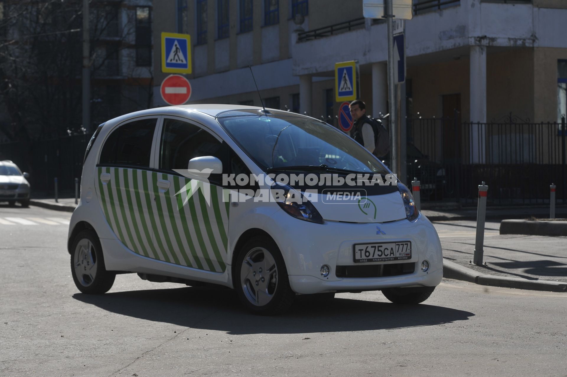 Москва. Водитель в автомобиле  Mitsubishi i-MiEV, оборудованый мобильными комплексами фотовидеофиксации `Паркрайт`, чтобы контролировать зону платной парковки.