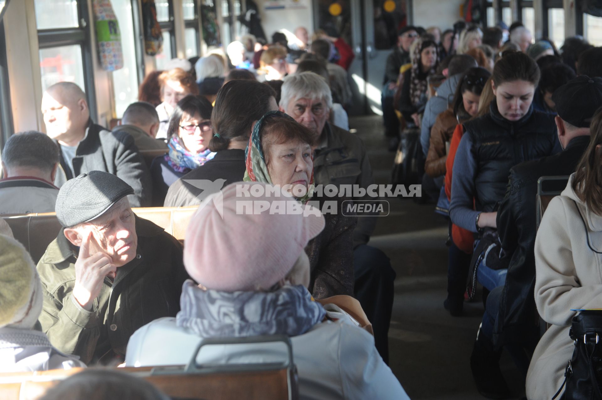 Московская область.  Пассажиры в пригородной электричке.