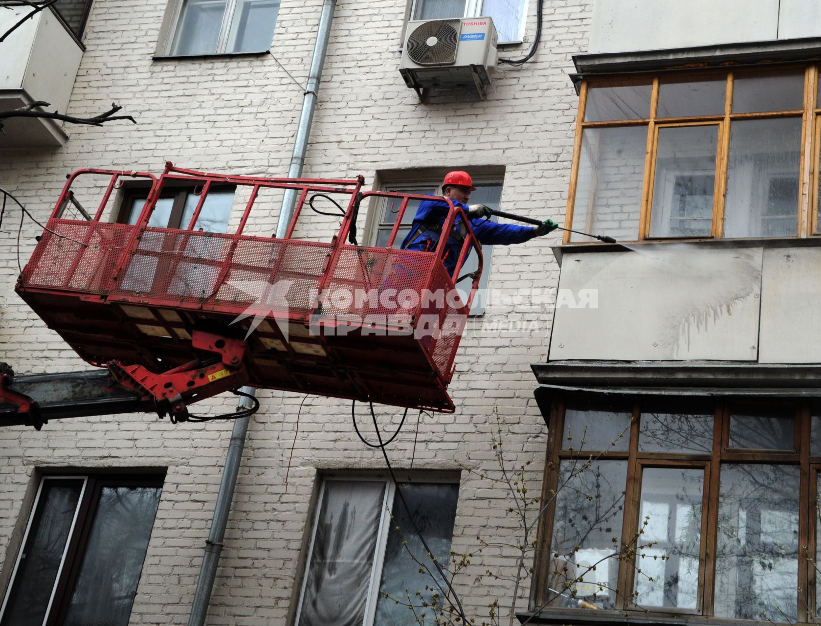 Москва. Мойка  окон и фасадов домов в Юго-восточном округе города.