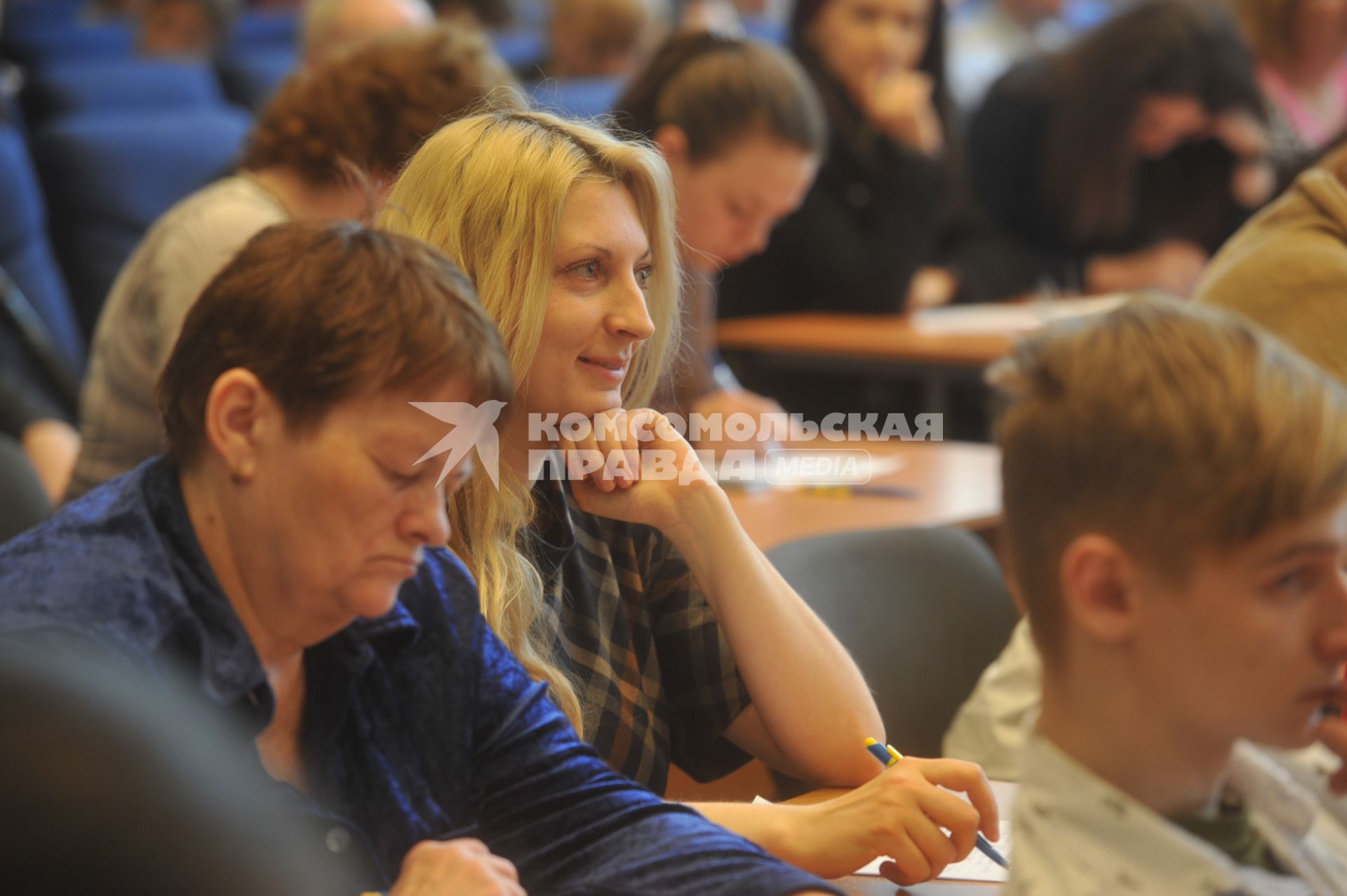 Москва.  Корреспондент отдела международной и внутренней политики `Комсомольской правды` Елена Чинкова (вторая слева) во время ежегодной международной образовательной акции `Тотальный диктант-2016` в аудитории Института мировых цивилизаций.