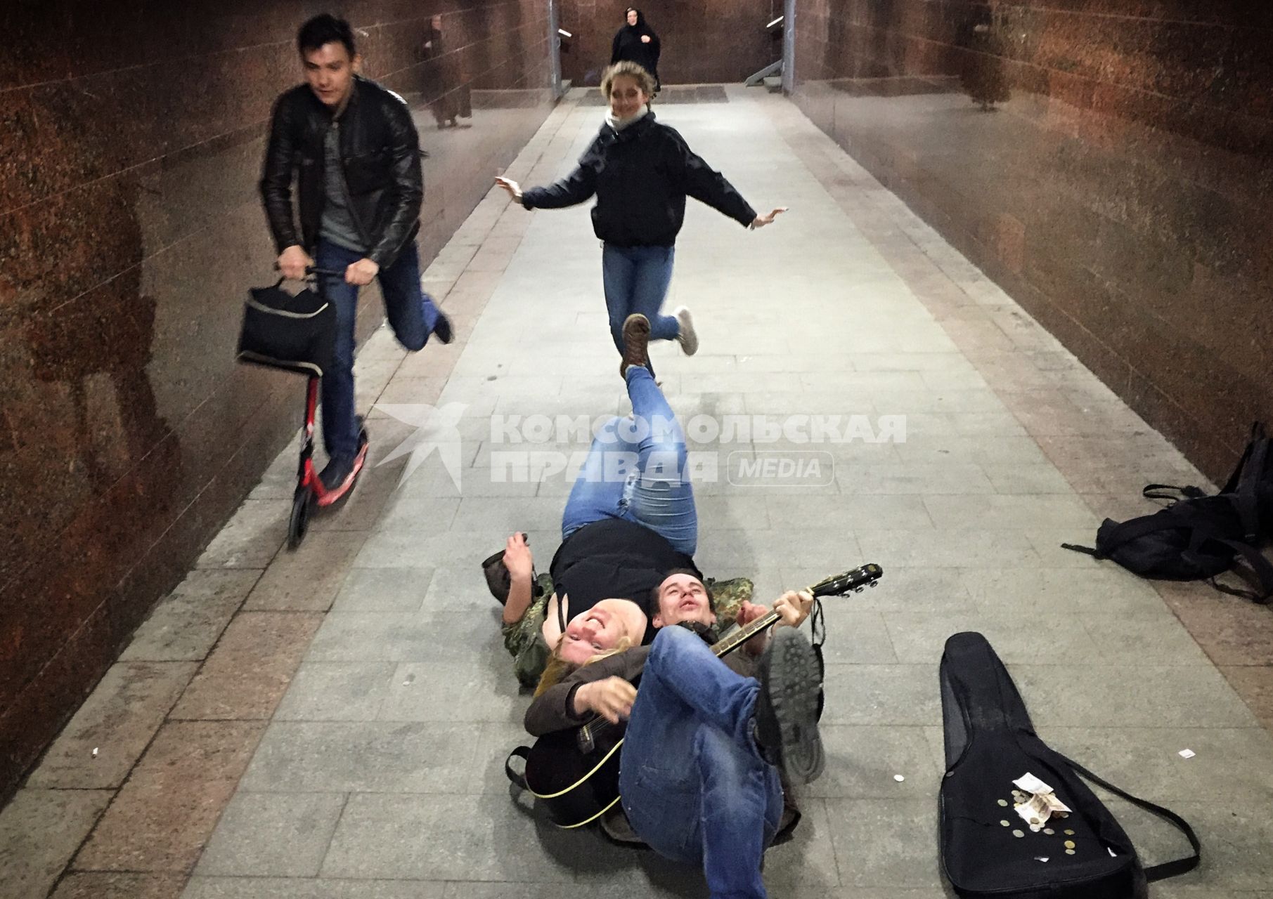 Москва. Молодой человек играет на гитаре в подземном переходе.
