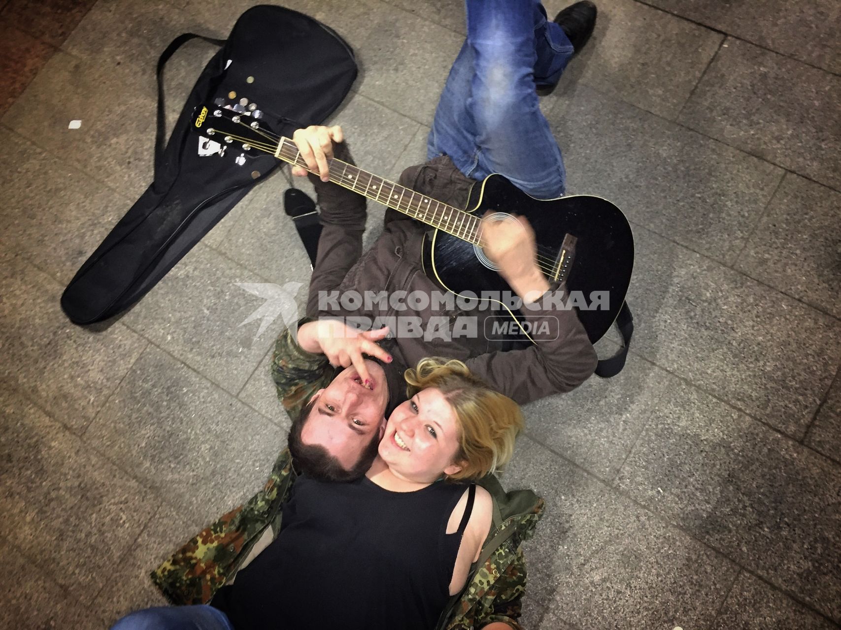 Москва. Молодой человек играет на гитаре в подземном переходе.
