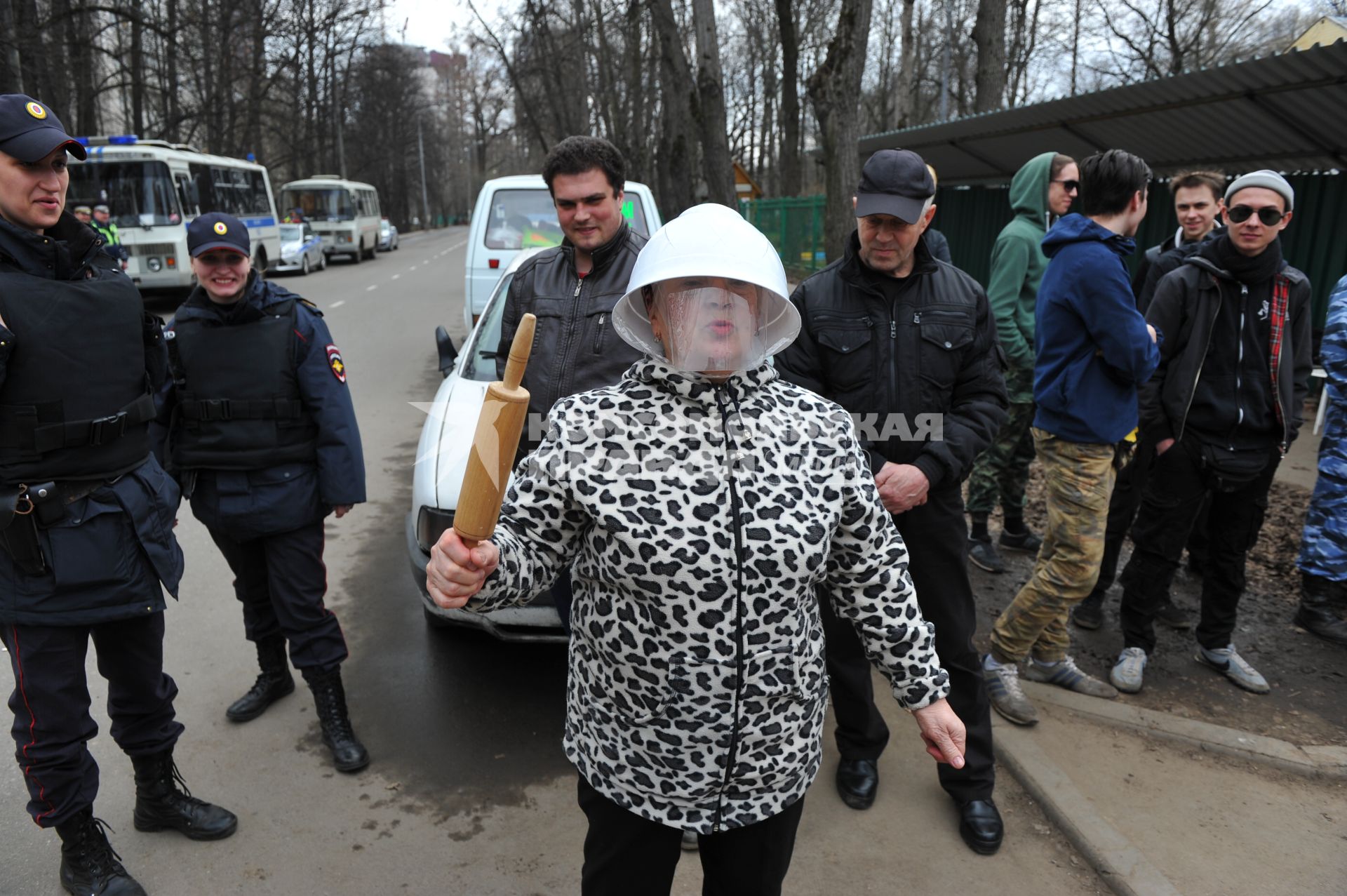 Москва. Жители  города протестуют против строительства многоэтажного дома рядом с  парком `Дубки`.